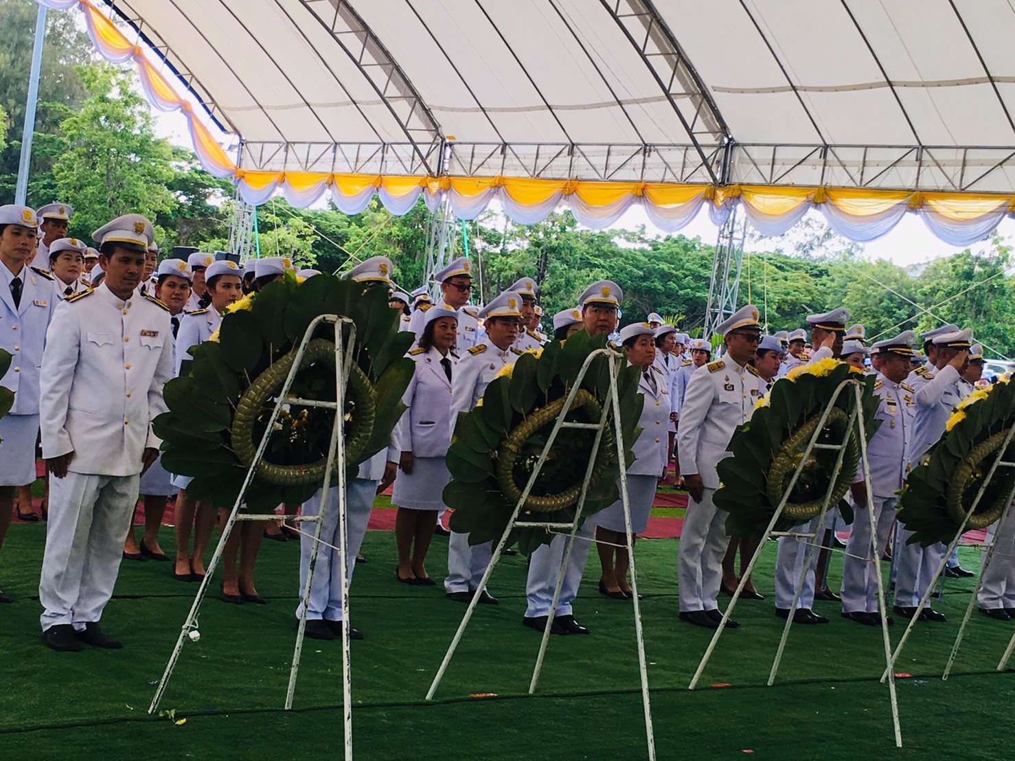 สำนักงานพัฒนาชุมชนจังหวัดระยองร่วมพิธีบำเพ็ญกุศลและพิธีน้อมรำลึกเนื่องในวันคล้ายวันสวรรคตพระบาทสมเด็จพระบรมชนกาธิเบศร มหาภูมิพลอดุลยเดชมหาราช บรมนาถบพิตร