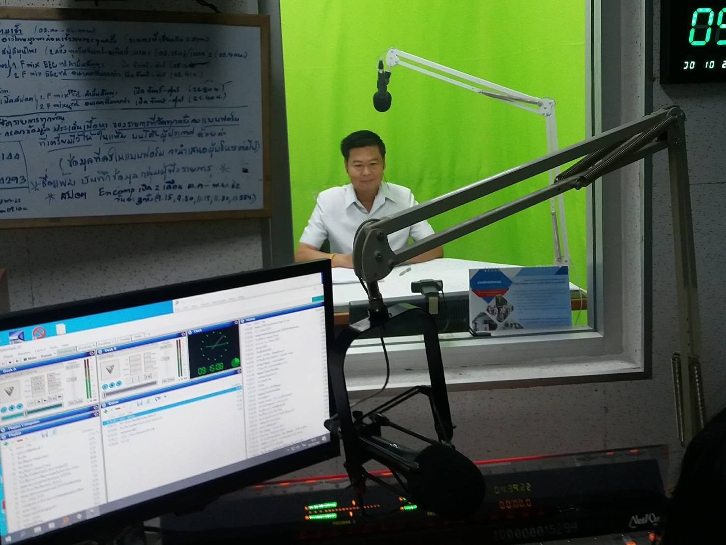 พช.ระยองประชาสัมพันธ์งานพัฒนาชุมชนผ่านรายการวิทยุ “ส่วนราชการพบประชาชนเพื่อคนระยอง”