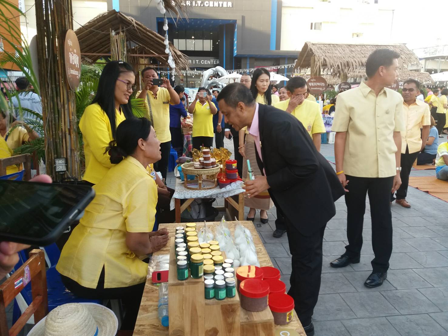 เปิดงานส่งเสริมการตลาด สร้างรายได้ให้ชุมชน “ตลาดชุมชนน้ำดี” ครั้งที่ 1