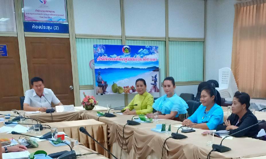 ประชุม กพสจ.ระยองเตรียมความพร้อมขับเคลื่อนโครงการรวมพลังสตรีระยองสวมใส่ผ้าไทย ใส่ใจสิ่งแวดล้อม