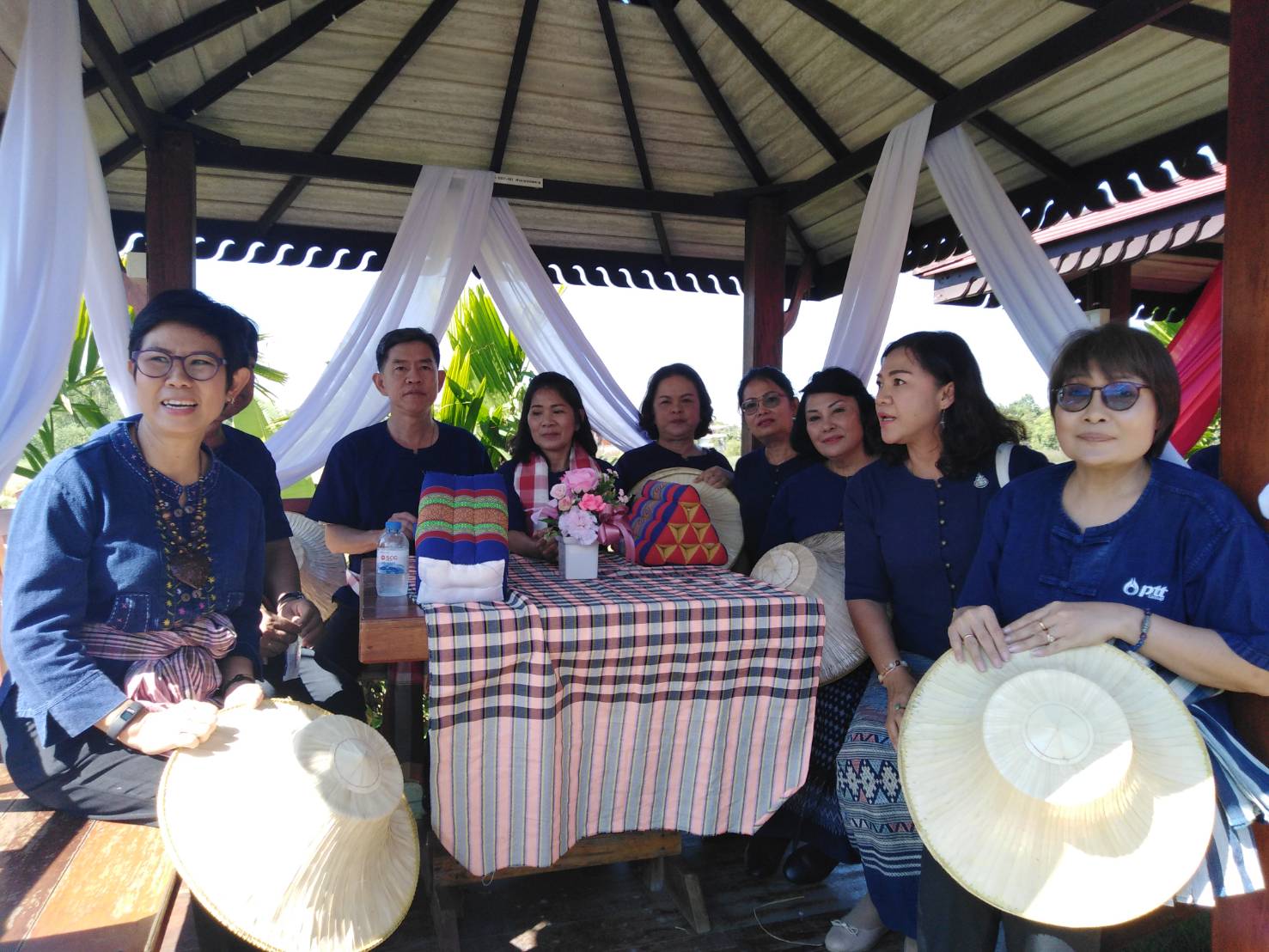 ประเพณีลงแขกเกี่ยวข้าวชุมชนเกาะกก สู่การท่องเที่ยวชุมชน