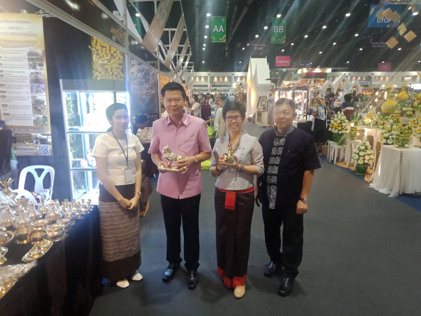 พช.ระยอง เยี่ยมชมและให้กำลังใจผู้ประกอบการ OTOP ในงาน Otop City 2019