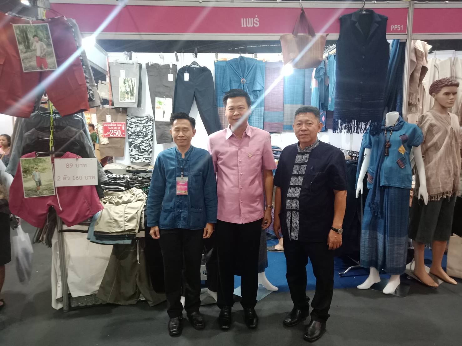 พช.ระยอง เยี่ยมชมและให้กำลังใจผู้ประกอบการ OTOP ในงาน Otop City 2019