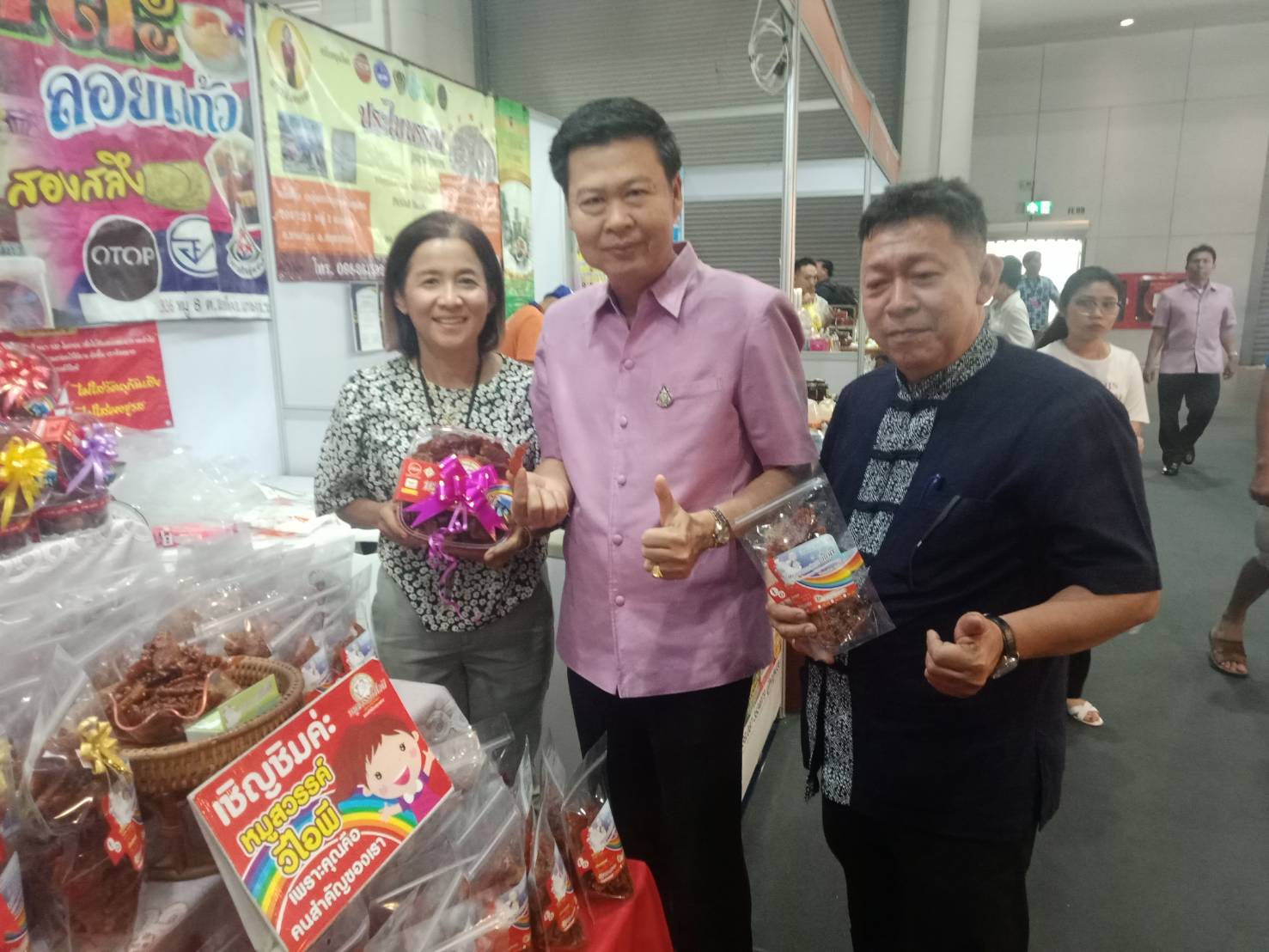 พช.ระยอง เยี่ยมชมและให้กำลังใจผู้ประกอบการ OTOP ในงาน Otop City 2019