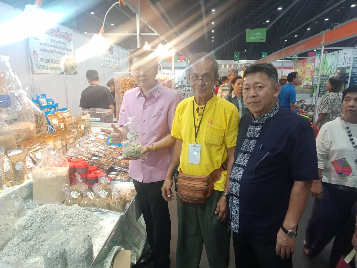 พช.ระยอง เยี่ยมชมและให้กำลังใจผู้ประกอบการ OTOP ในงาน Otop City 2019