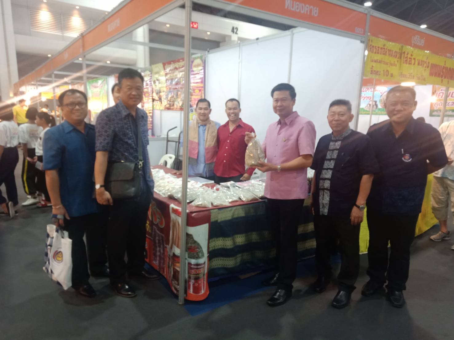 พช.ระยอง เยี่ยมชมและให้กำลังใจผู้ประกอบการ OTOP ในงาน Otop City 2019