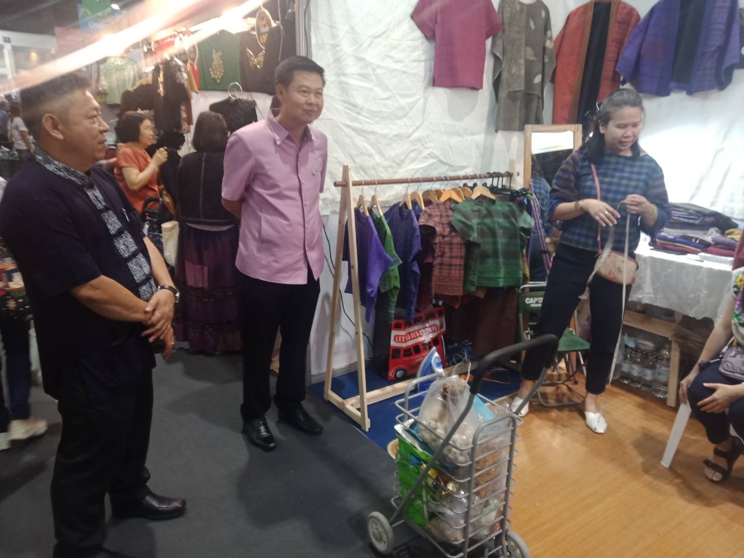 พช.ระยอง เยี่ยมชมและให้กำลังใจผู้ประกอบการ OTOP ในงาน Otop City 2019