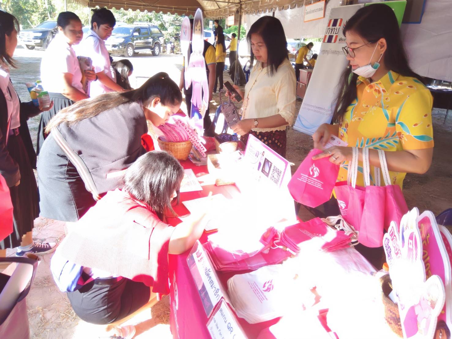 จ.ระยอง ออกบูธประชาสัมพันธ์การดำเนินงานกองทุนพัฒนาบทบาทสตรี