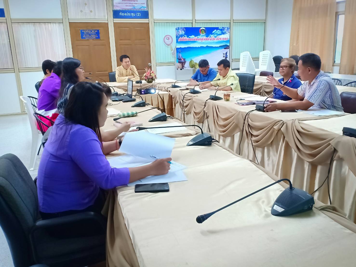 จังหวัดระยอง ประชุมเตรียมความพร้อม“เดิน กิน ชิม เที่ยว ถนนยมจินดา จังหวัดระยอง” และพิธี MOU ผ้าไทย