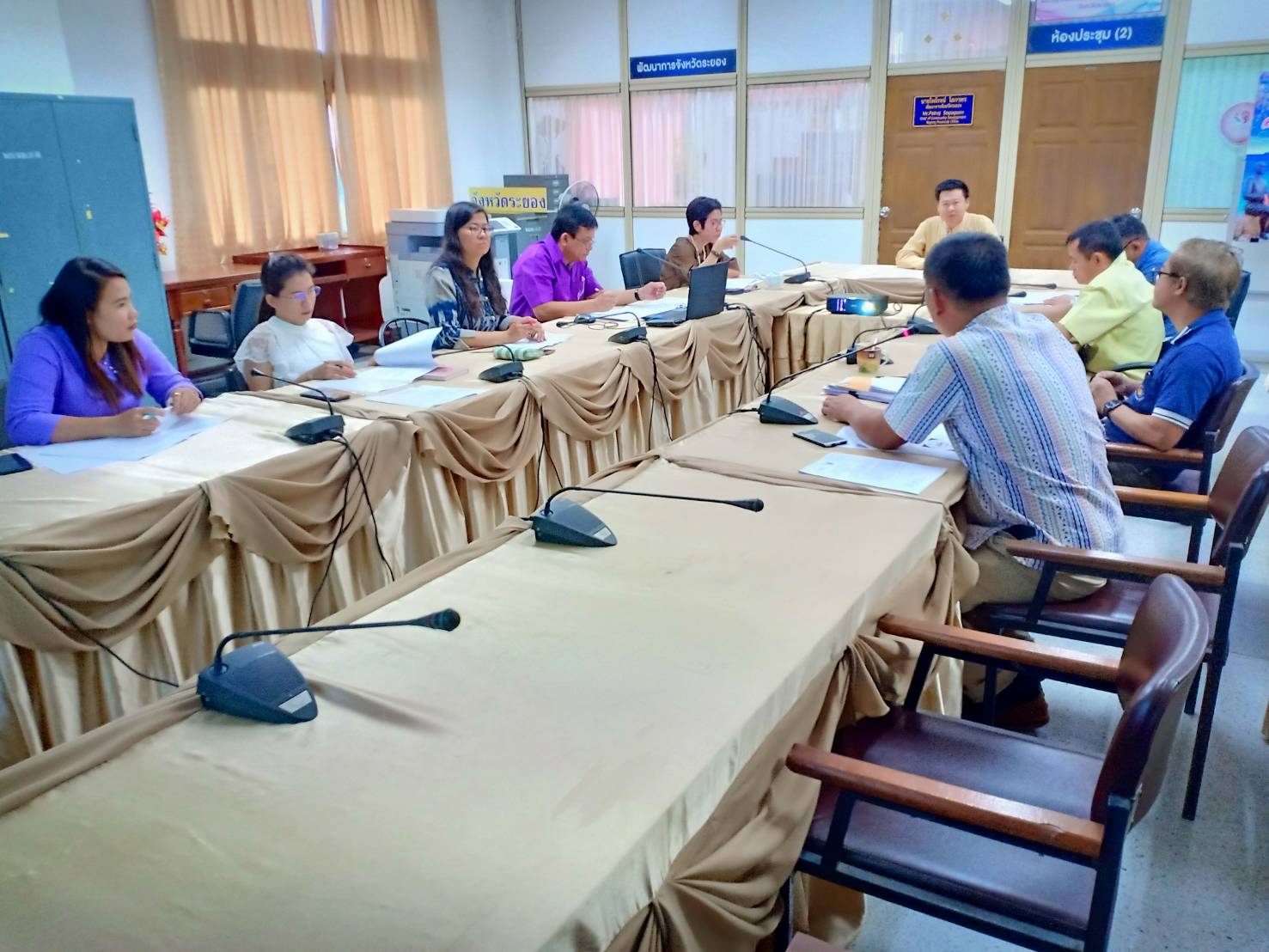 จังหวัดระยอง ประชุมเตรียมความพร้อม“เดิน กิน ชิม เที่ยว ถนนยมจินดา จังหวัดระยอง” และพิธี MOU ผ้าไทย