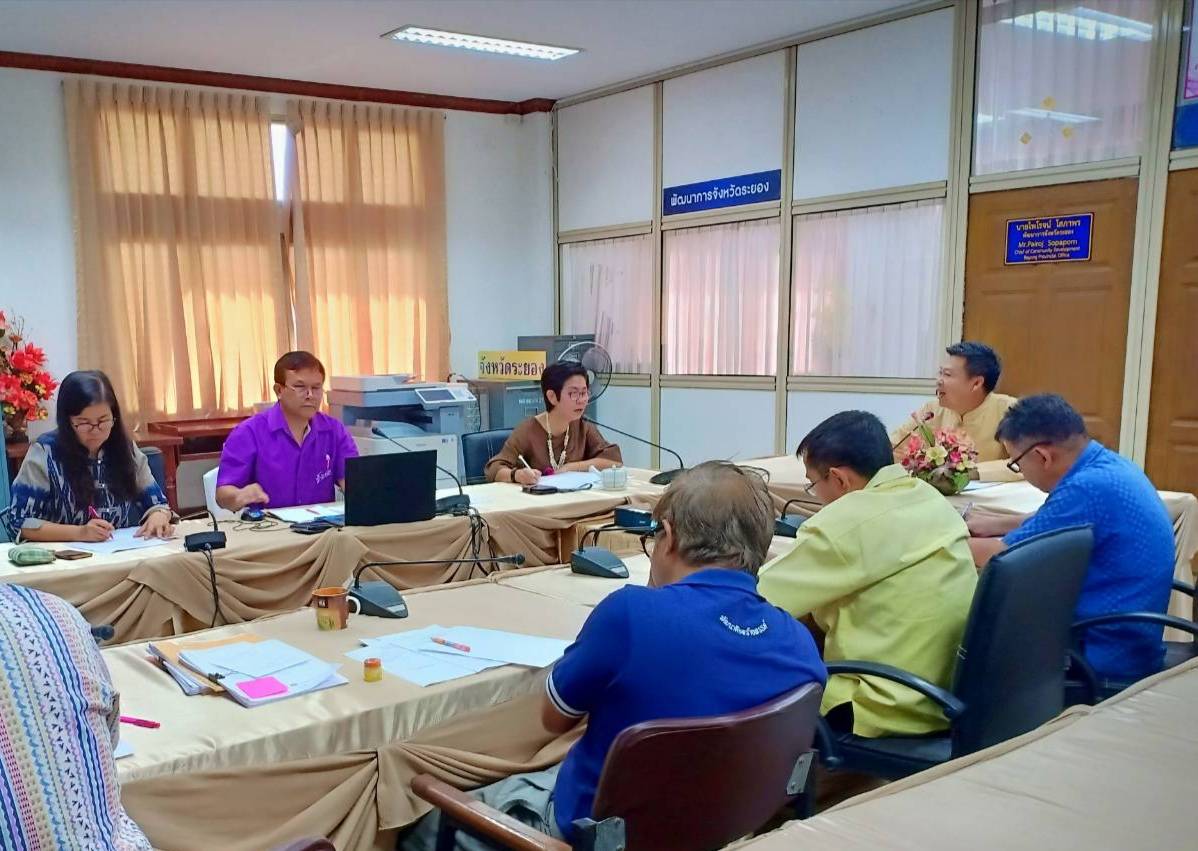 จังหวัดระยอง ประชุมเตรียมความพร้อม“เดิน กิน ชิม เที่ยว ถนนยมจินดา จังหวัดระยอง” และพิธี MOU ผ้าไทย