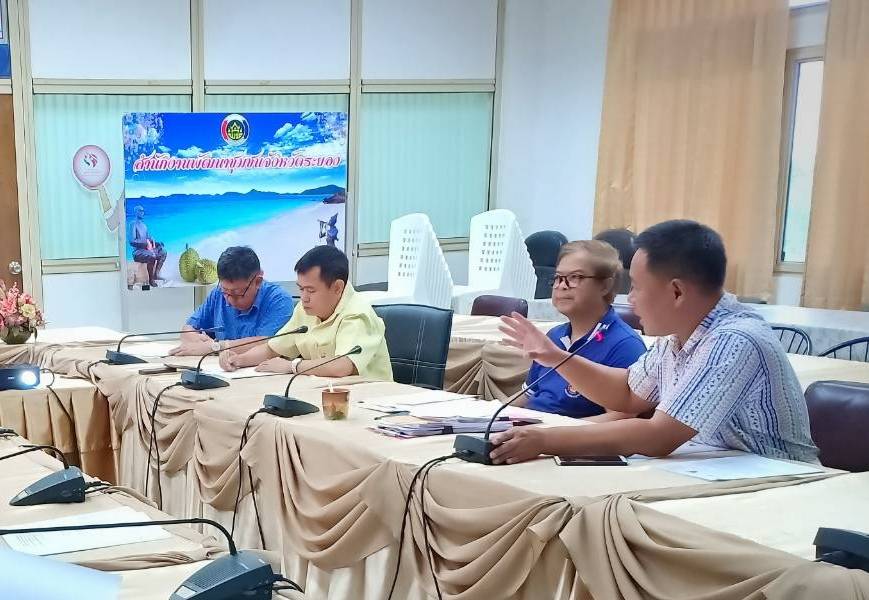 จังหวัดระยอง ประชุมเตรียมความพร้อม“เดิน กิน ชิม เที่ยว ถนนยมจินดา จังหวัดระยอง” และพิธี MOU ผ้าไทย