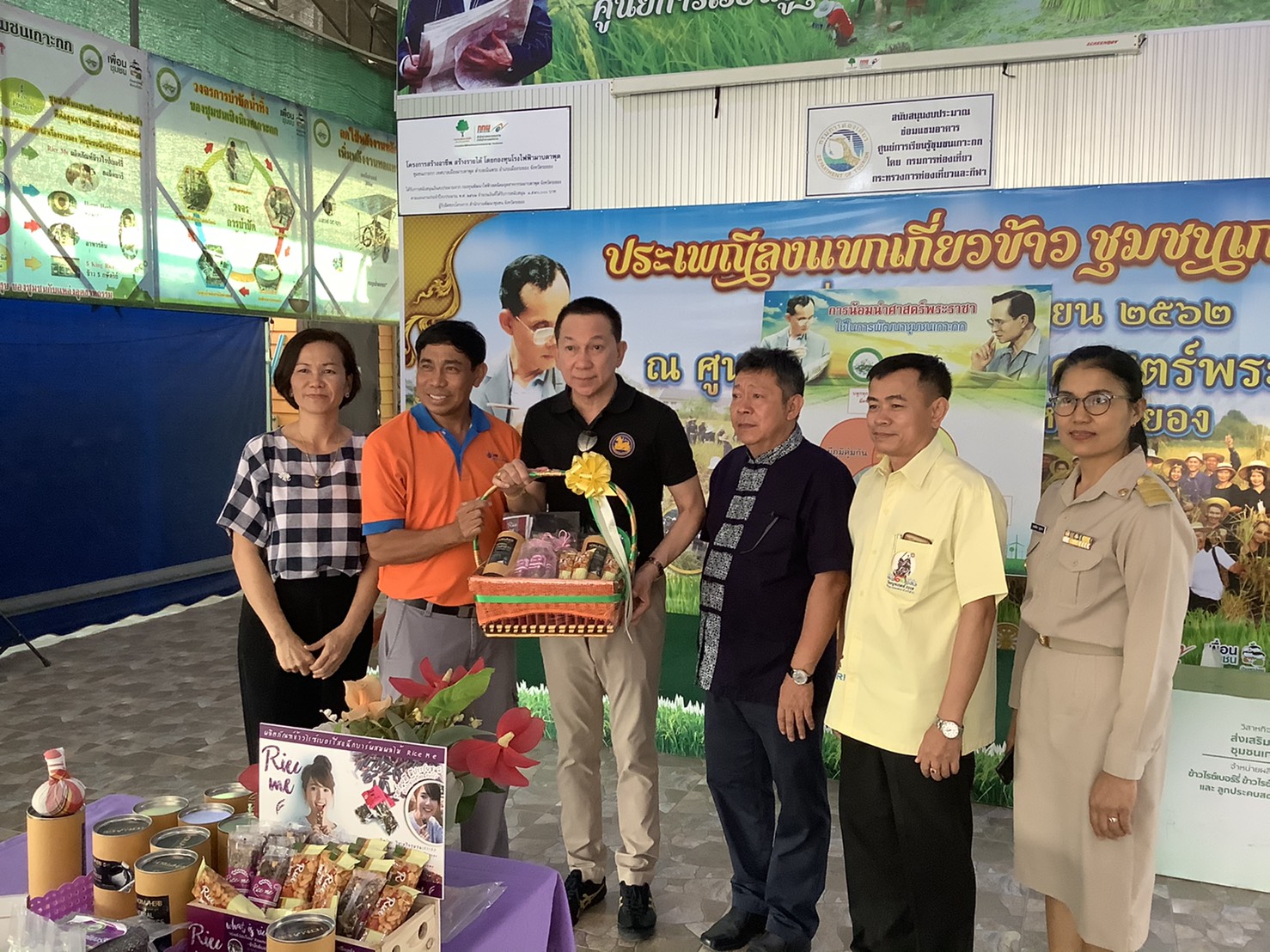 องค์กรการตลาดติดตาม การพัฒนาสินค้าผลิตภัณฑ์ชุมชน เชื่อมโยง สินค้า สู่การต่อยอด และการจำหน่าย ในพื้นที่