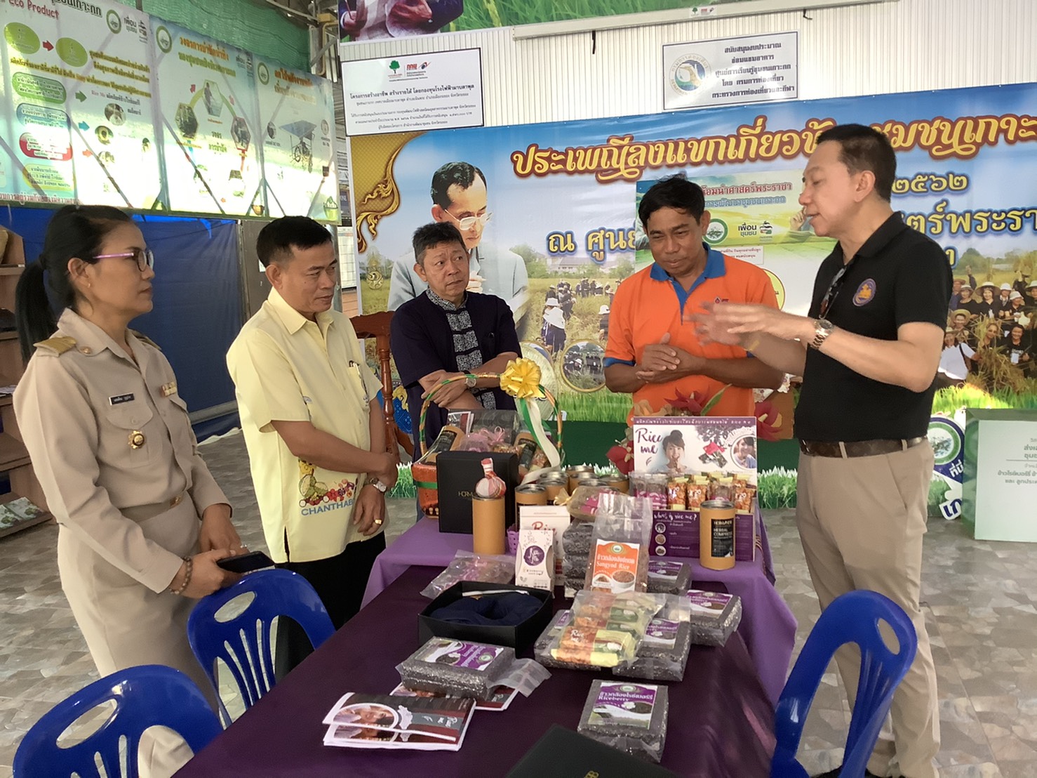 องค์กรการตลาดติดตาม การพัฒนาสินค้าผลิตภัณฑ์ชุมชน เชื่อมโยง สินค้า สู่การต่อยอด และการจำหน่าย ในพื้นที่