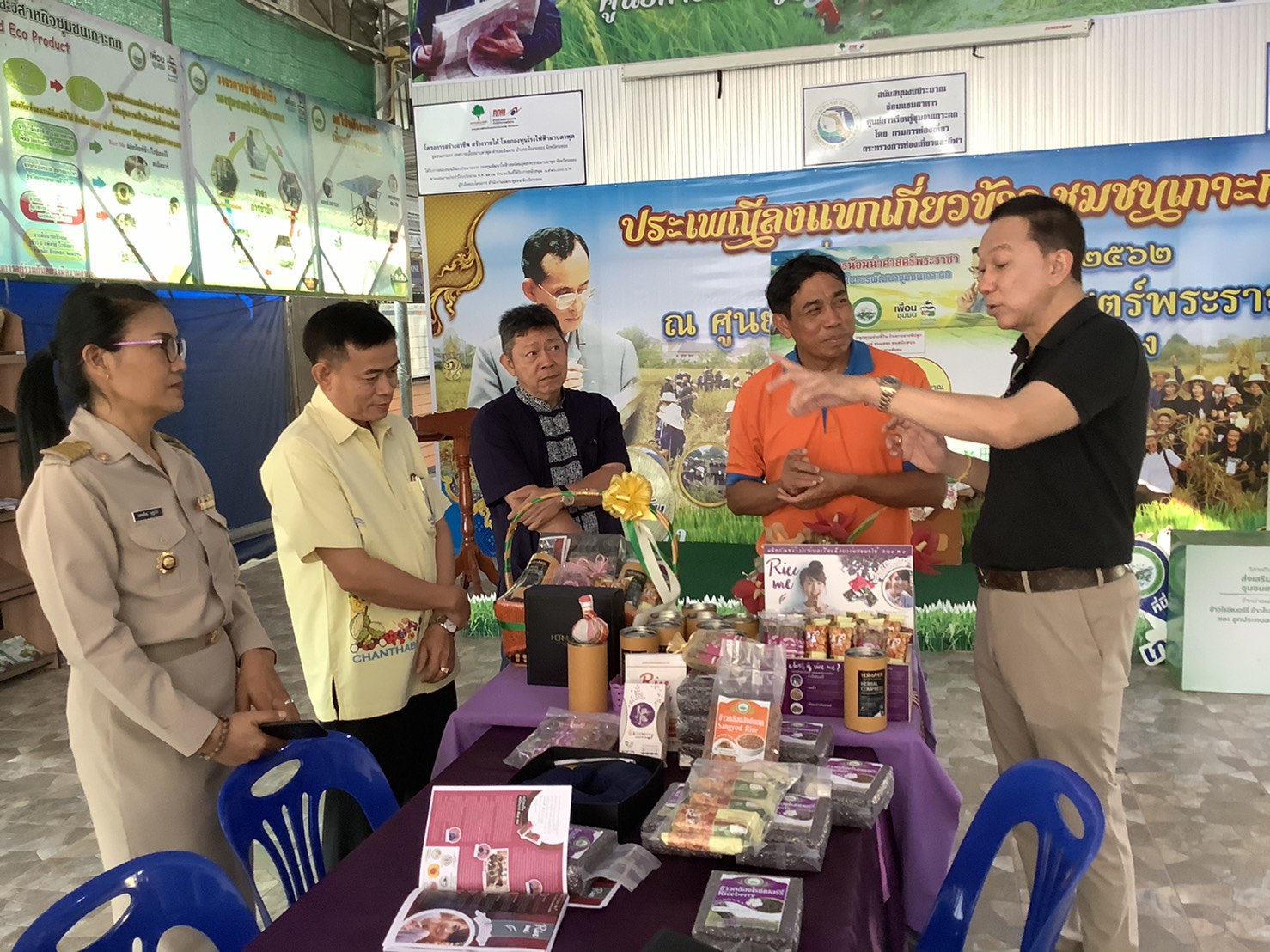 องค์กรการตลาดติดตาม การพัฒนาสินค้าผลิตภัณฑ์ชุมชน เชื่อมโยง สินค้า สู่การต่อยอด และการจำหน่าย ในพื้นที่