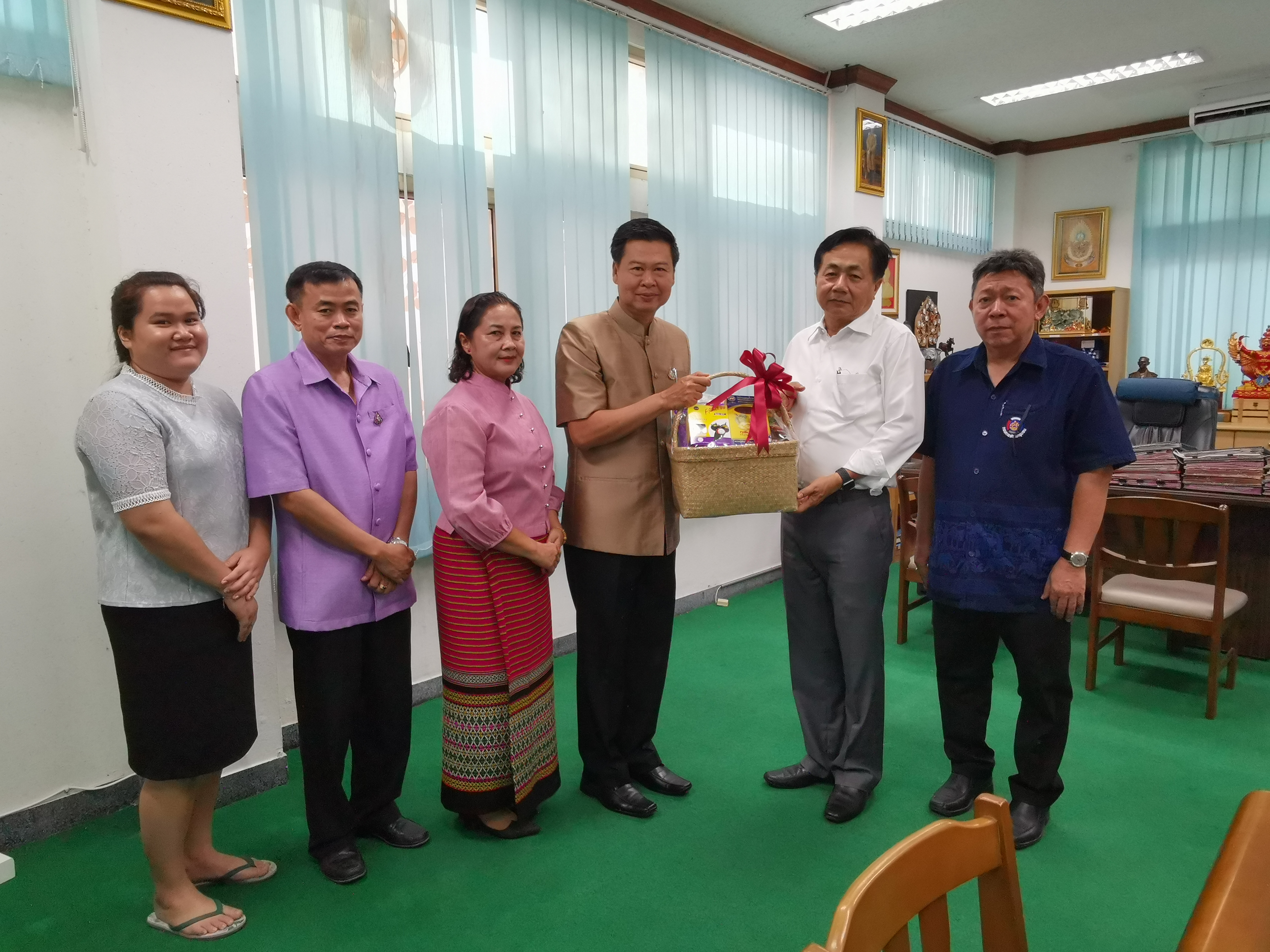 พช.ระยอง มอบกระเช้าผู้บริหารจังหวัด เนื่องในปีใหม่ 2563