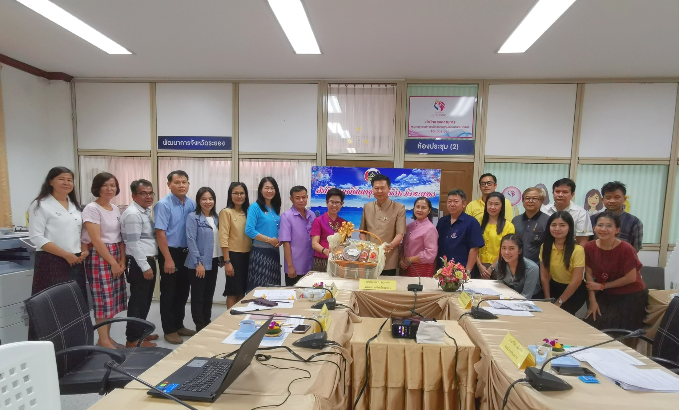 พช.ระยอง มอบกระเช้าผู้บริหารจังหวัด เนื่องในปีใหม่ 2563