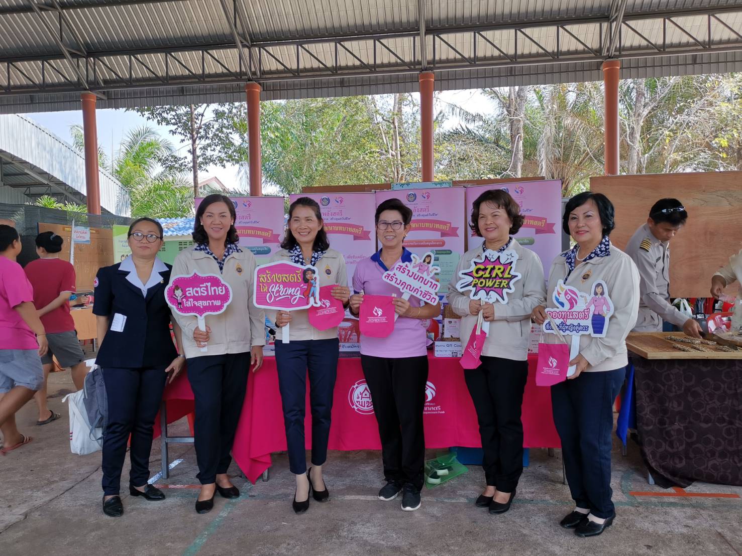 ระยอง ออกบู๊ธกองทุนพัฒนาบทบาทสตรี และจัดจำหน่ายสินค้า OTOP ในงานจังหวัดเคลื่อนที่