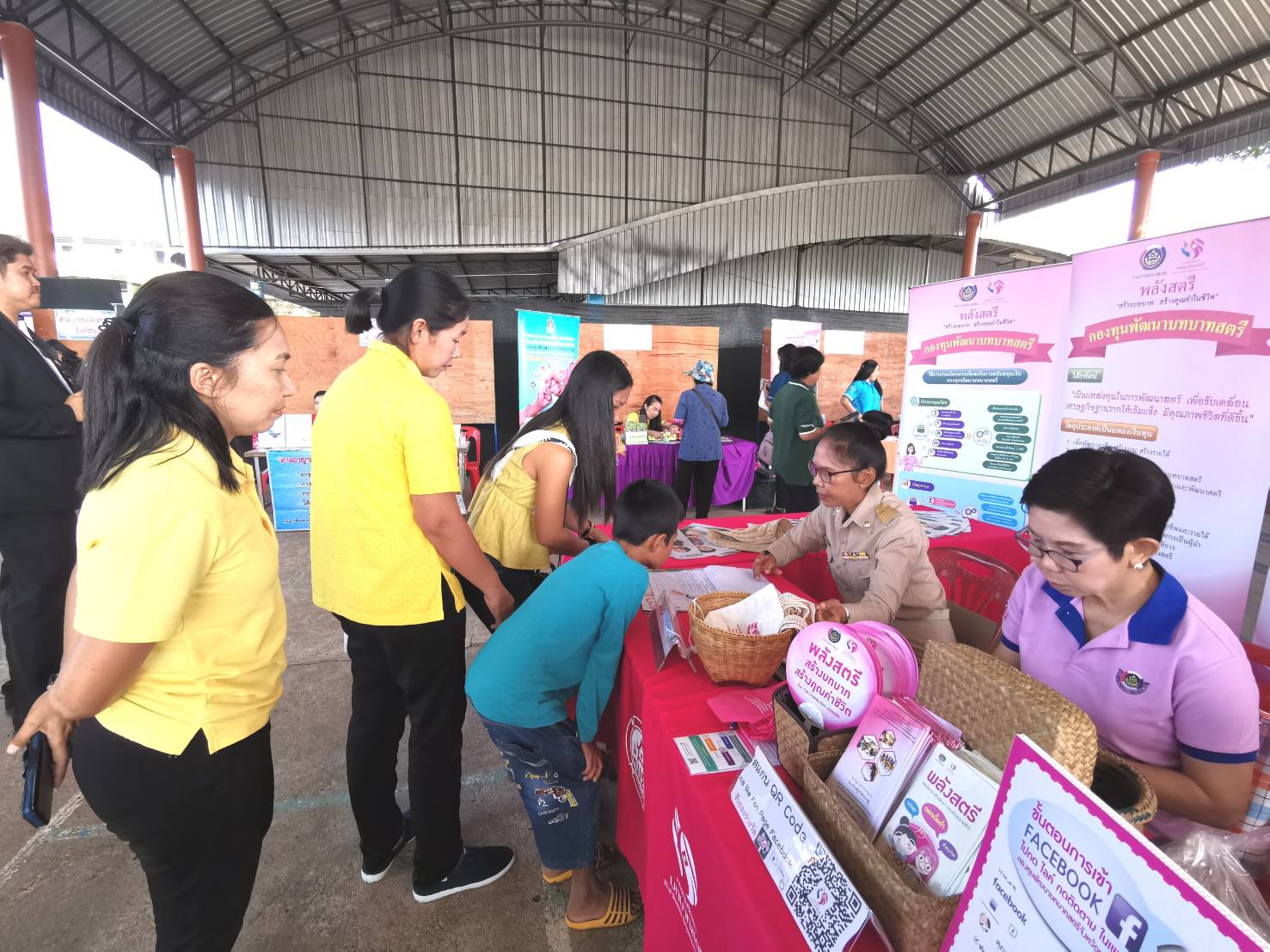 ระยอง ออกบู๊ธกองทุนพัฒนาบทบาทสตรี และจัดจำหน่ายสินค้า OTOP ในงานจังหวัดเคลื่อนที่