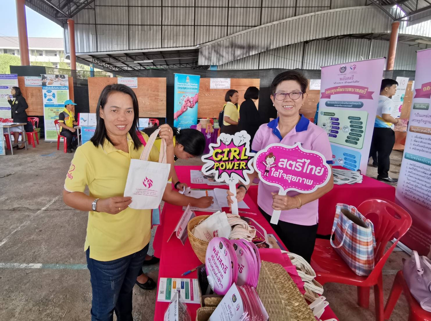 ระยอง ออกบู๊ธกองทุนพัฒนาบทบาทสตรี และจัดจำหน่ายสินค้า OTOP ในงานจังหวัดเคลื่อนที่