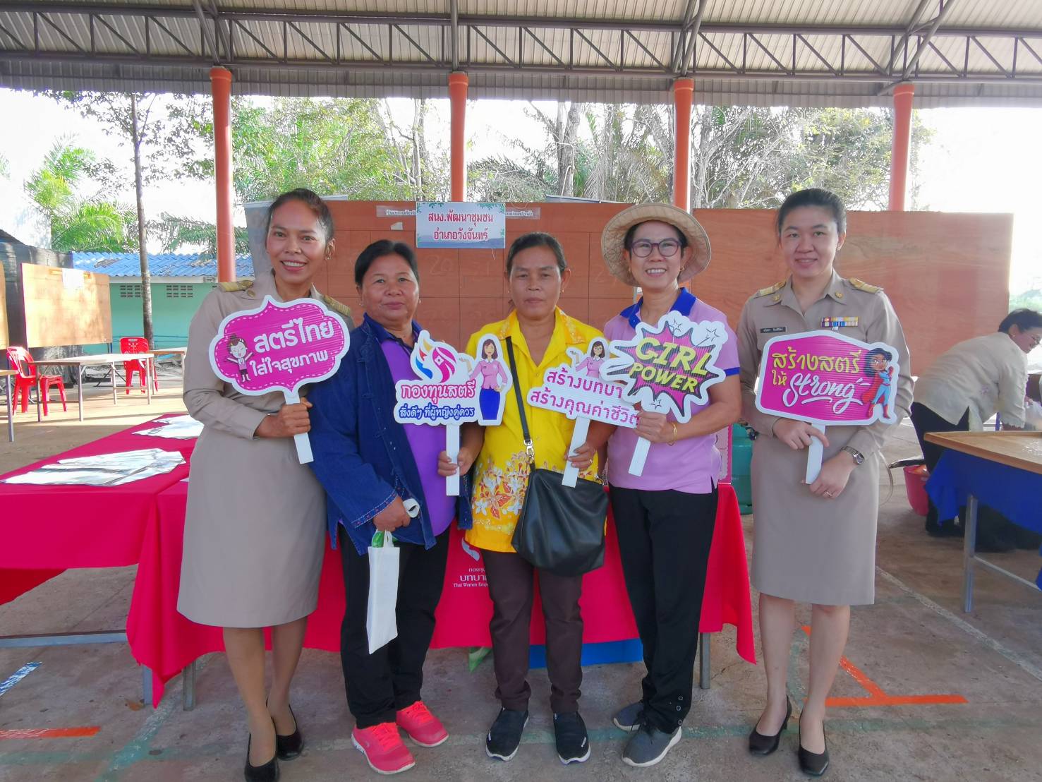 ระยอง ออกบู๊ธกองทุนพัฒนาบทบาทสตรี และจัดจำหน่ายสินค้า OTOP ในงานจังหวัดเคลื่อนที่