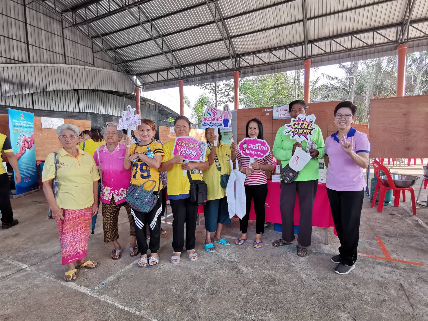 ระยอง ออกบู๊ธกองทุนพัฒนาบทบาทสตรี และจัดจำหน่ายสินค้า OTOP ในงานจังหวัดเคลื่อนที่