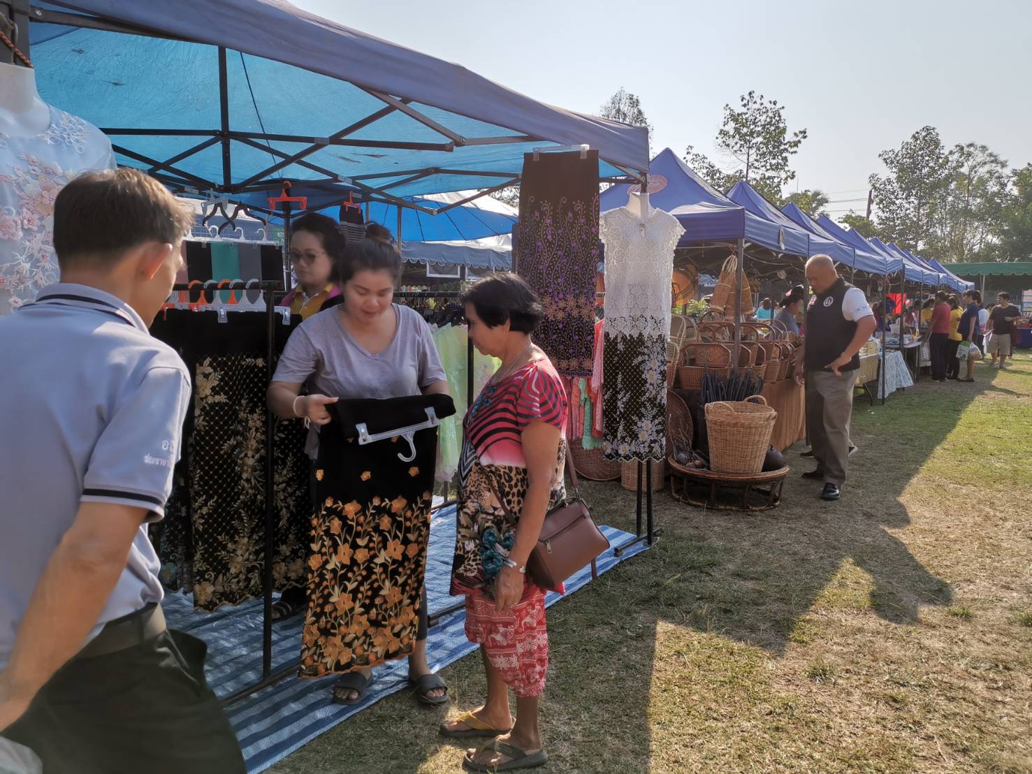 ระยอง ออกบู๊ธกองทุนพัฒนาบทบาทสตรี และจัดจำหน่ายสินค้า OTOP ในงานจังหวัดเคลื่อนที่