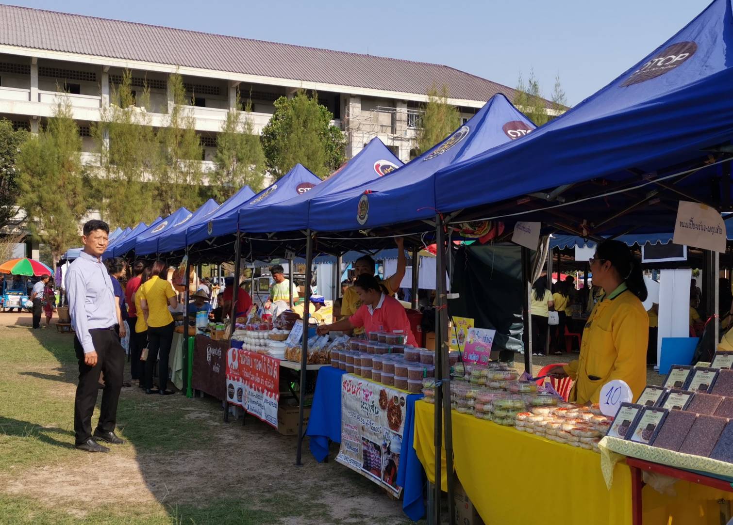 ระยอง ออกบู๊ธกองทุนพัฒนาบทบาทสตรี และจัดจำหน่ายสินค้า OTOP ในงานจังหวัดเคลื่อนที่
