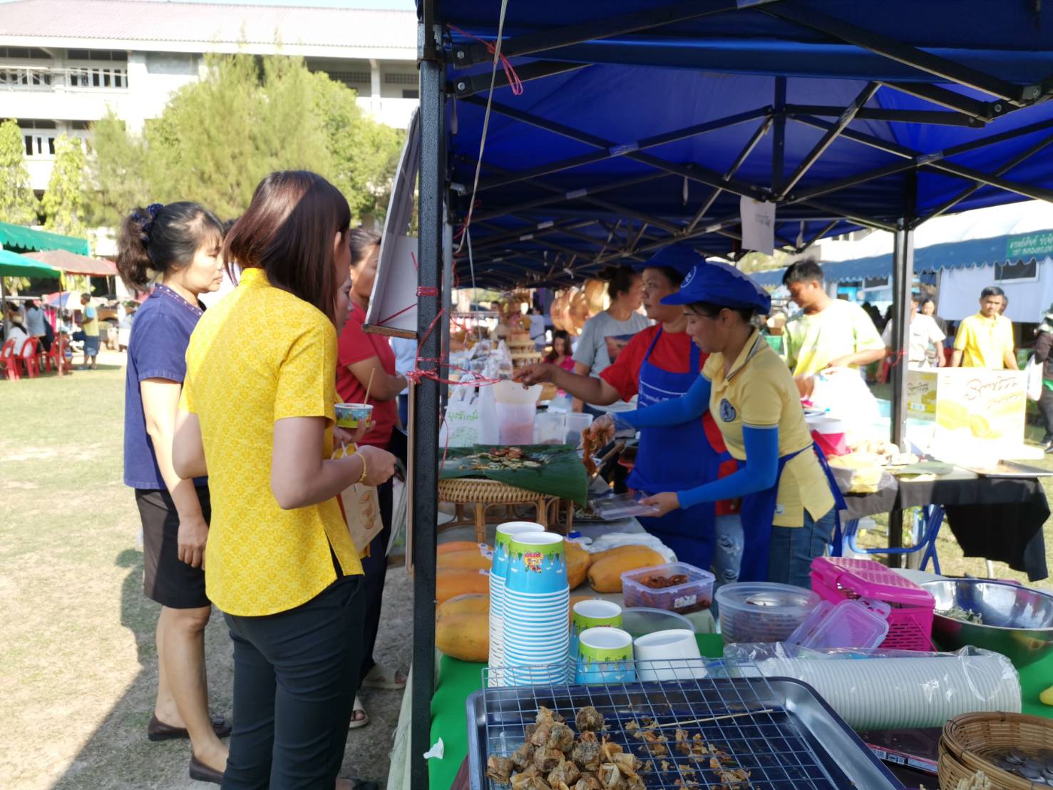 ระยอง ออกบู๊ธกองทุนพัฒนาบทบาทสตรี และจัดจำหน่ายสินค้า OTOP ในงานจังหวัดเคลื่อนที่