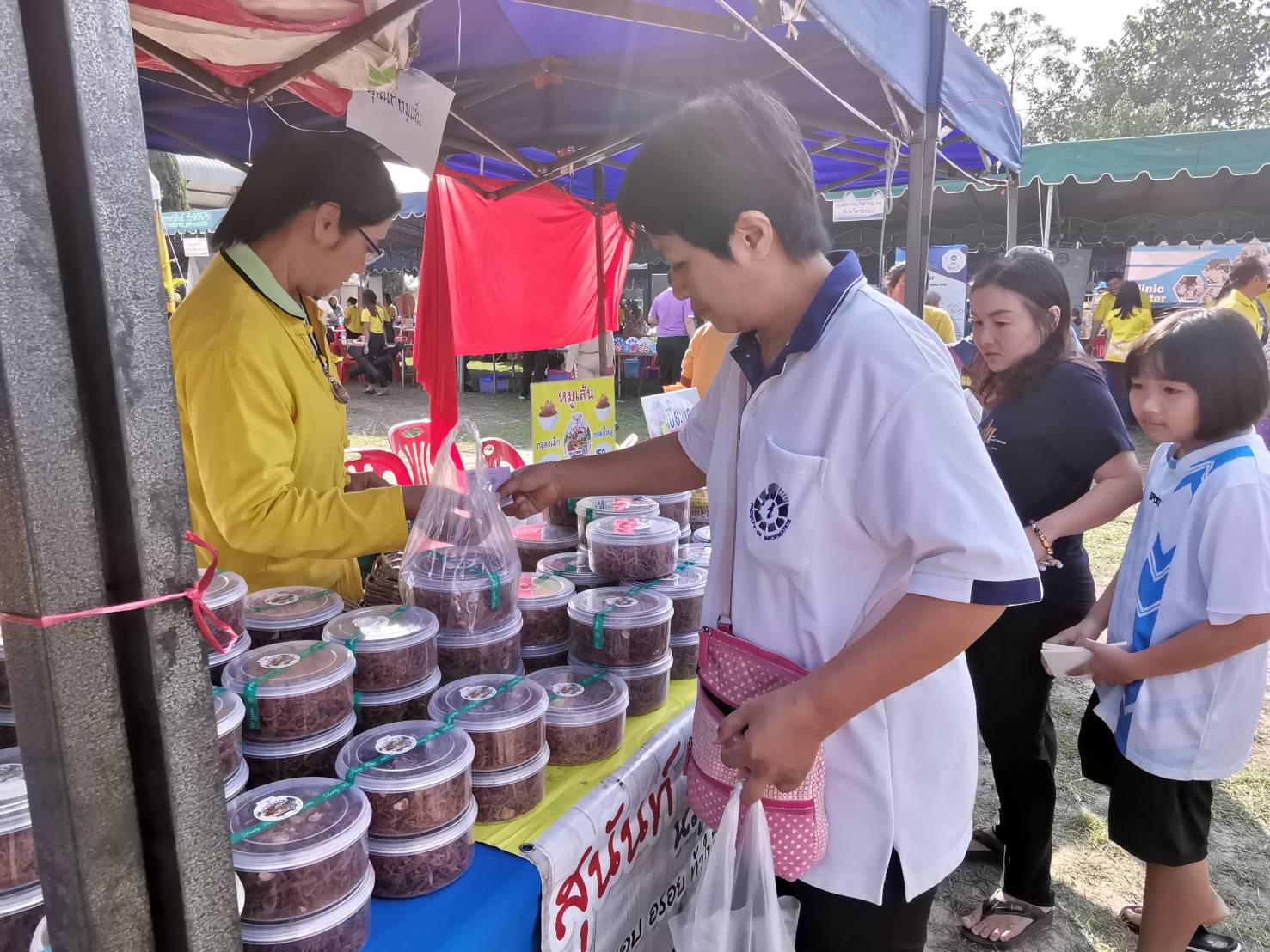 ระยอง ออกบู๊ธกองทุนพัฒนาบทบาทสตรี และจัดจำหน่ายสินค้า OTOP ในงานจังหวัดเคลื่อนที่