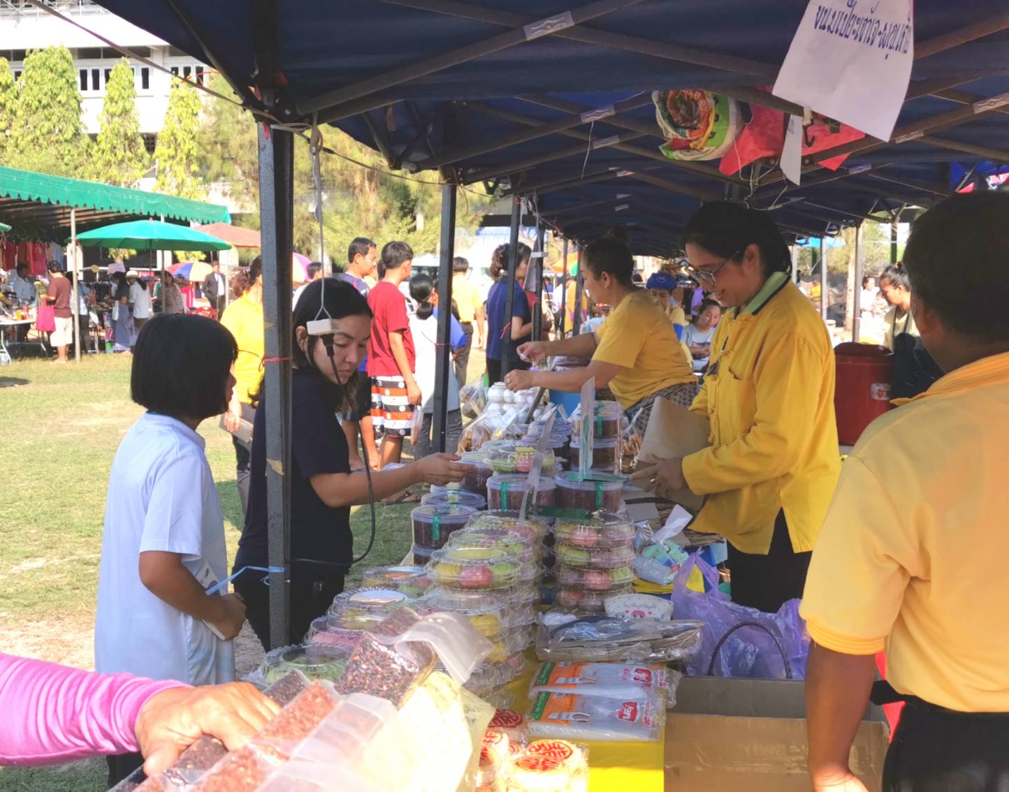 ระยอง ออกบู๊ธกองทุนพัฒนาบทบาทสตรี และจัดจำหน่ายสินค้า OTOP ในงานจังหวัดเคลื่อนที่