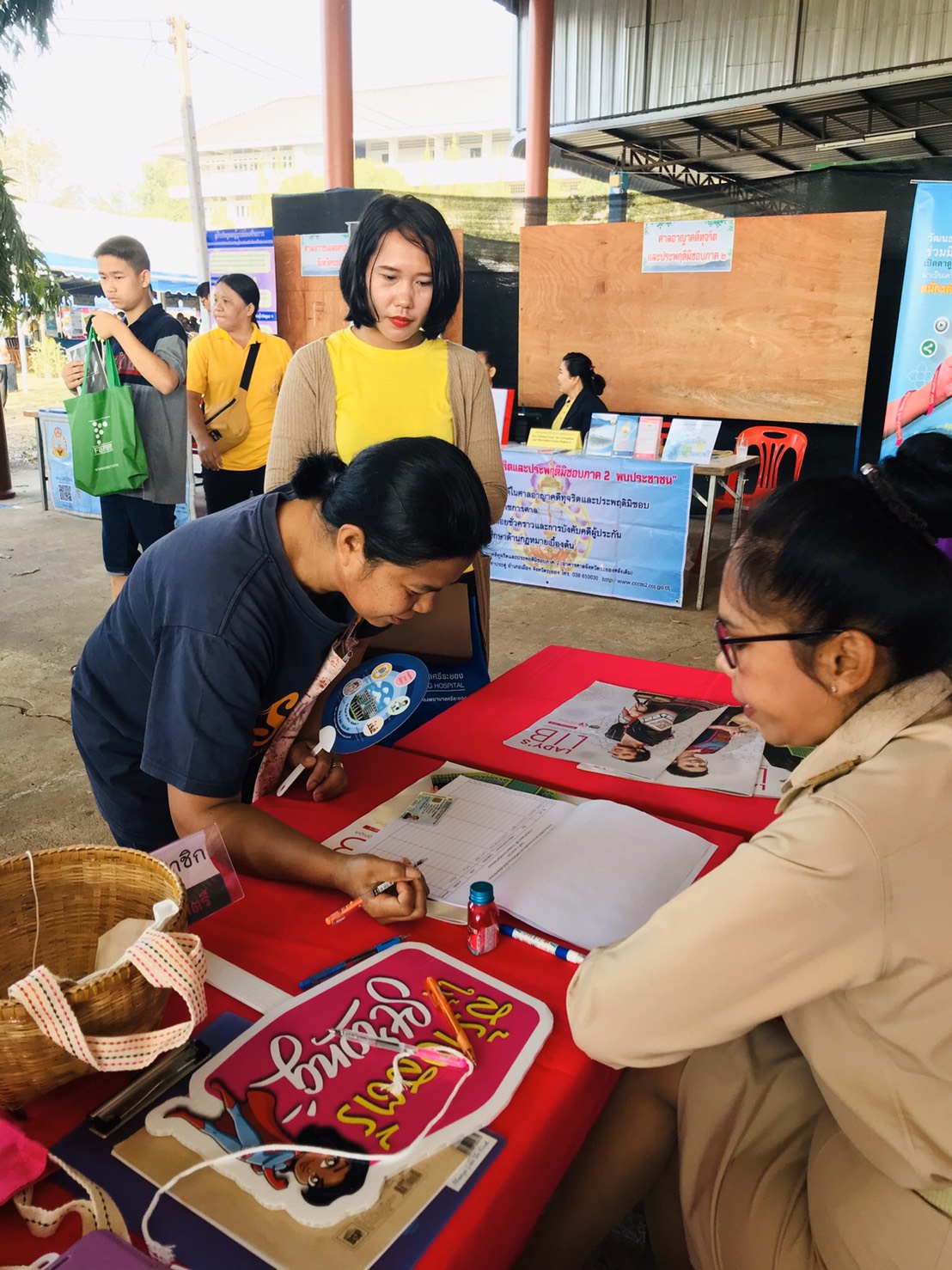 ระยอง ออกบู๊ธกองทุนพัฒนาบทบาทสตรี และจัดจำหน่ายสินค้า OTOP ในงานจังหวัดเคลื่อนที่