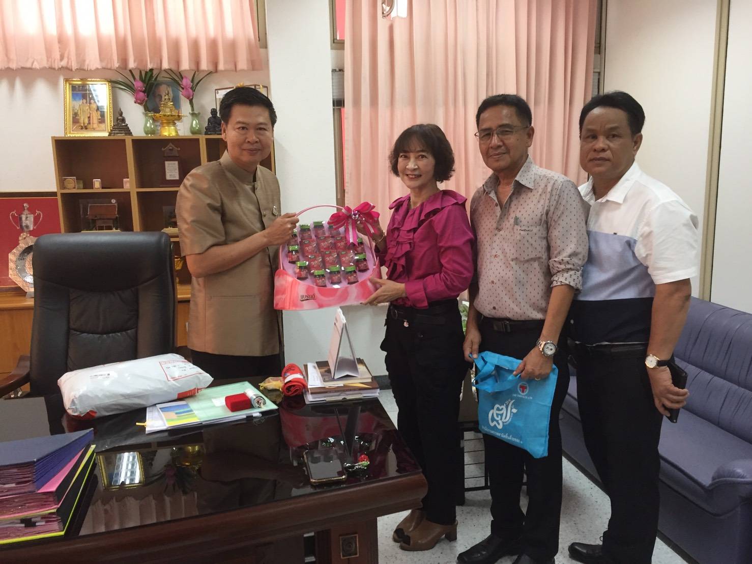 พช.ระยอง มอบกระเช้าผู้บริหารจังหวัด เนื่องในปีใหม่ 2563