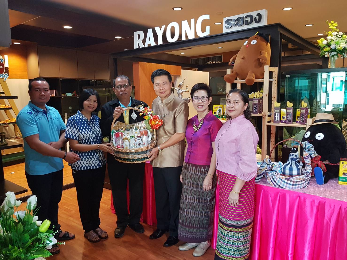 พช.ระยอง มอบกระเช้าผู้บริหารจังหวัด เนื่องในปีใหม่ 2563