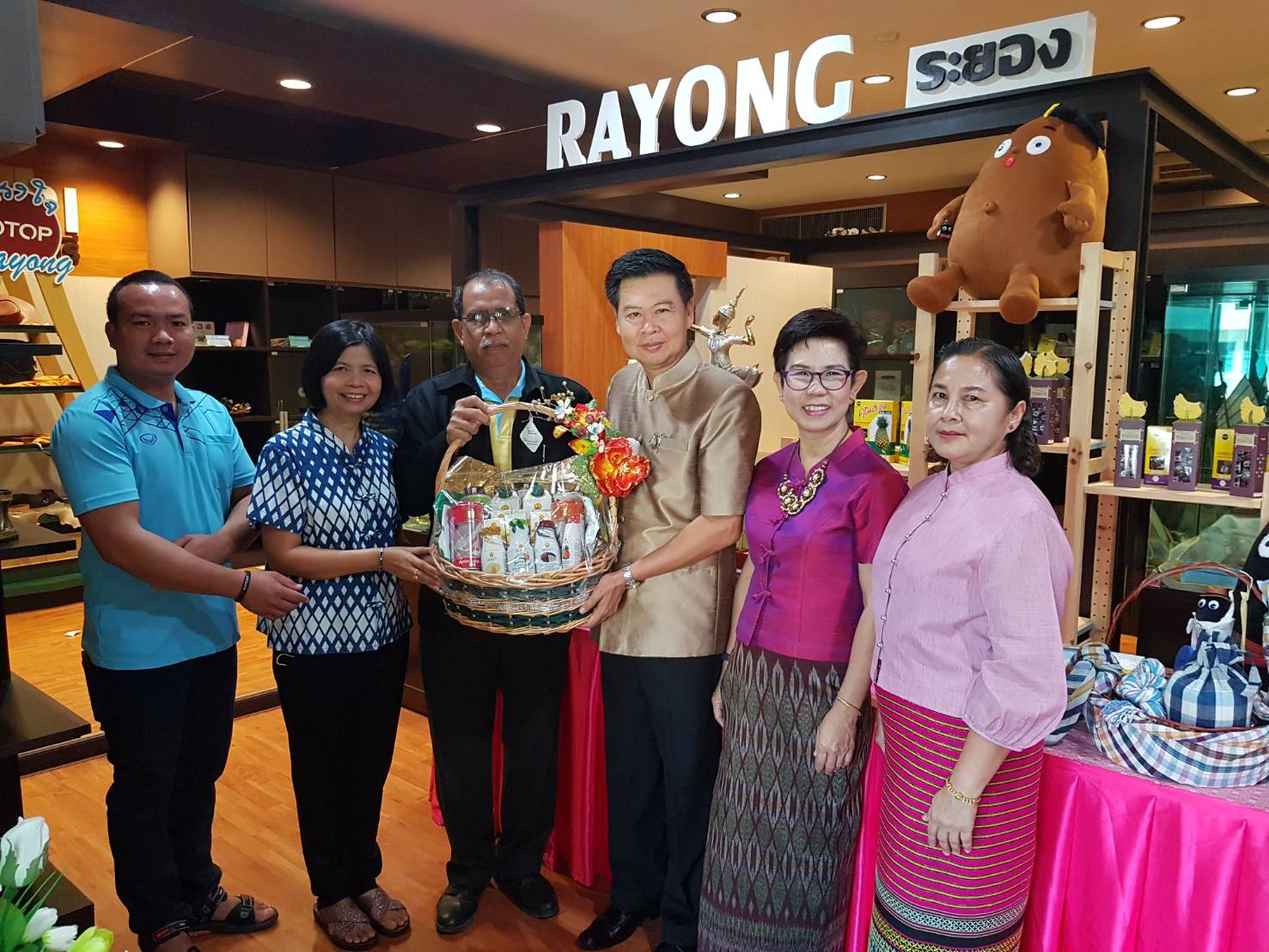 พช.ระยอง มอบกระเช้าผู้บริหารจังหวัด เนื่องในปีใหม่ 2563