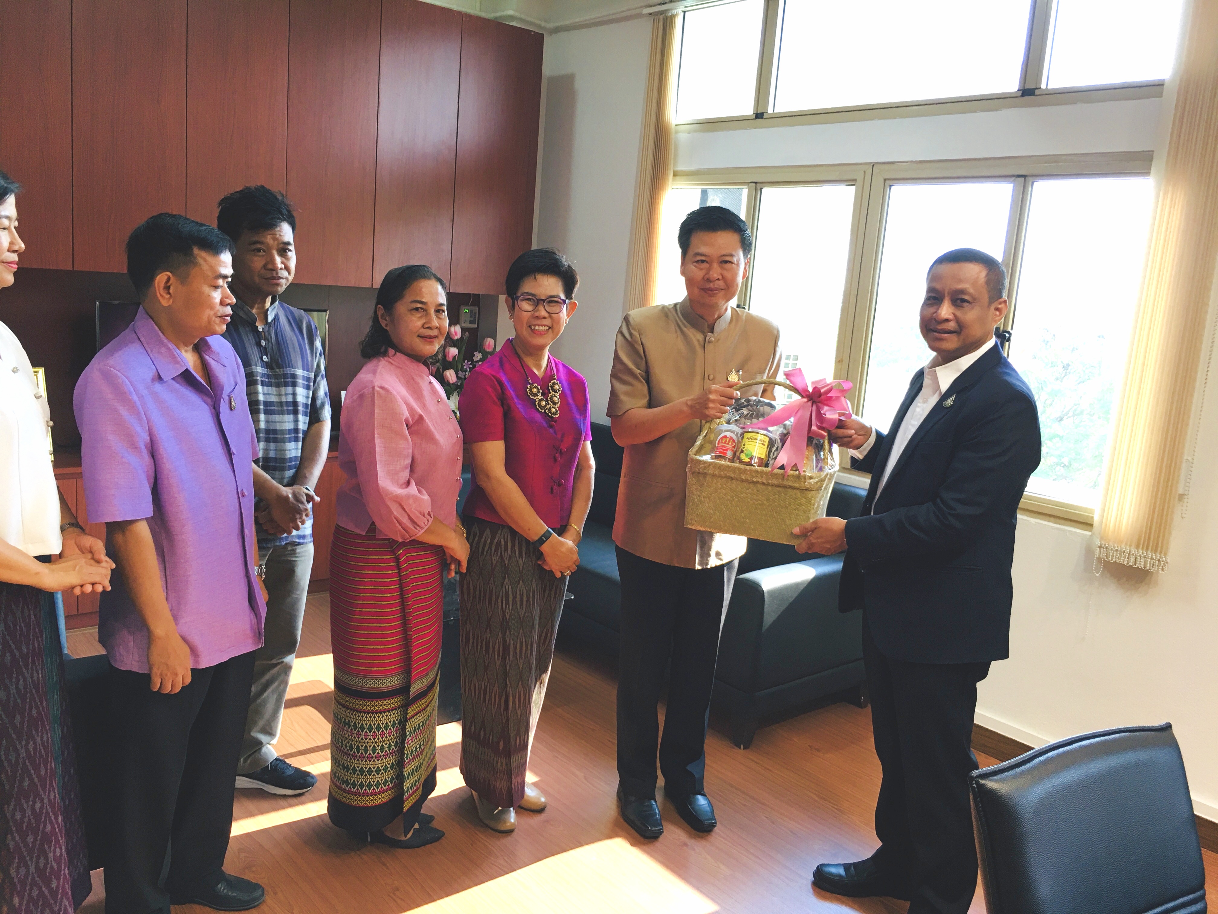 พช.ระยอง มอบกระเช้าผู้บริหารจังหวัด เนื่องในปีใหม่ 2563