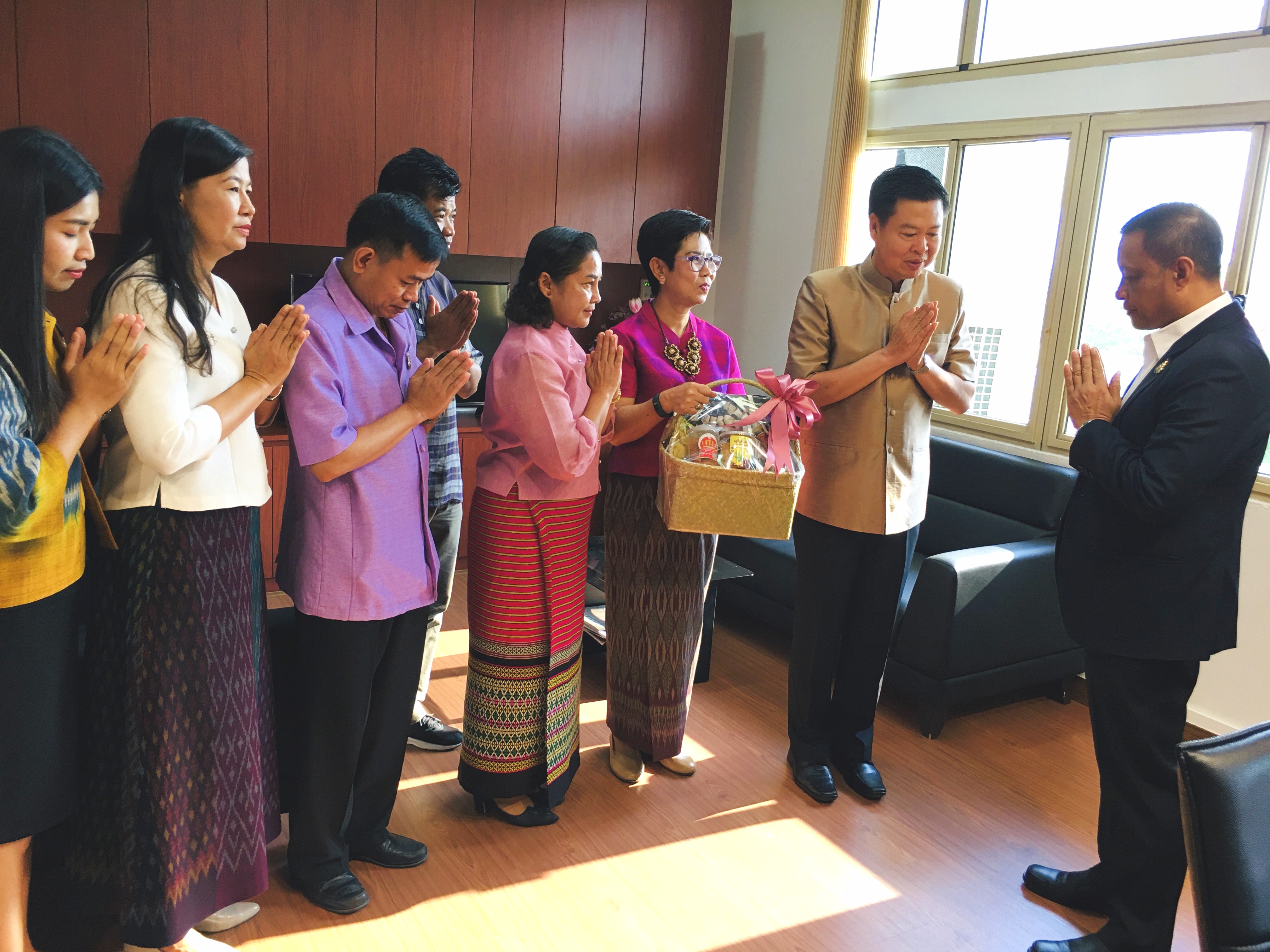 พช.ระยอง มอบกระเช้าผู้บริหารจังหวัด เนื่องในปีใหม่ 2563