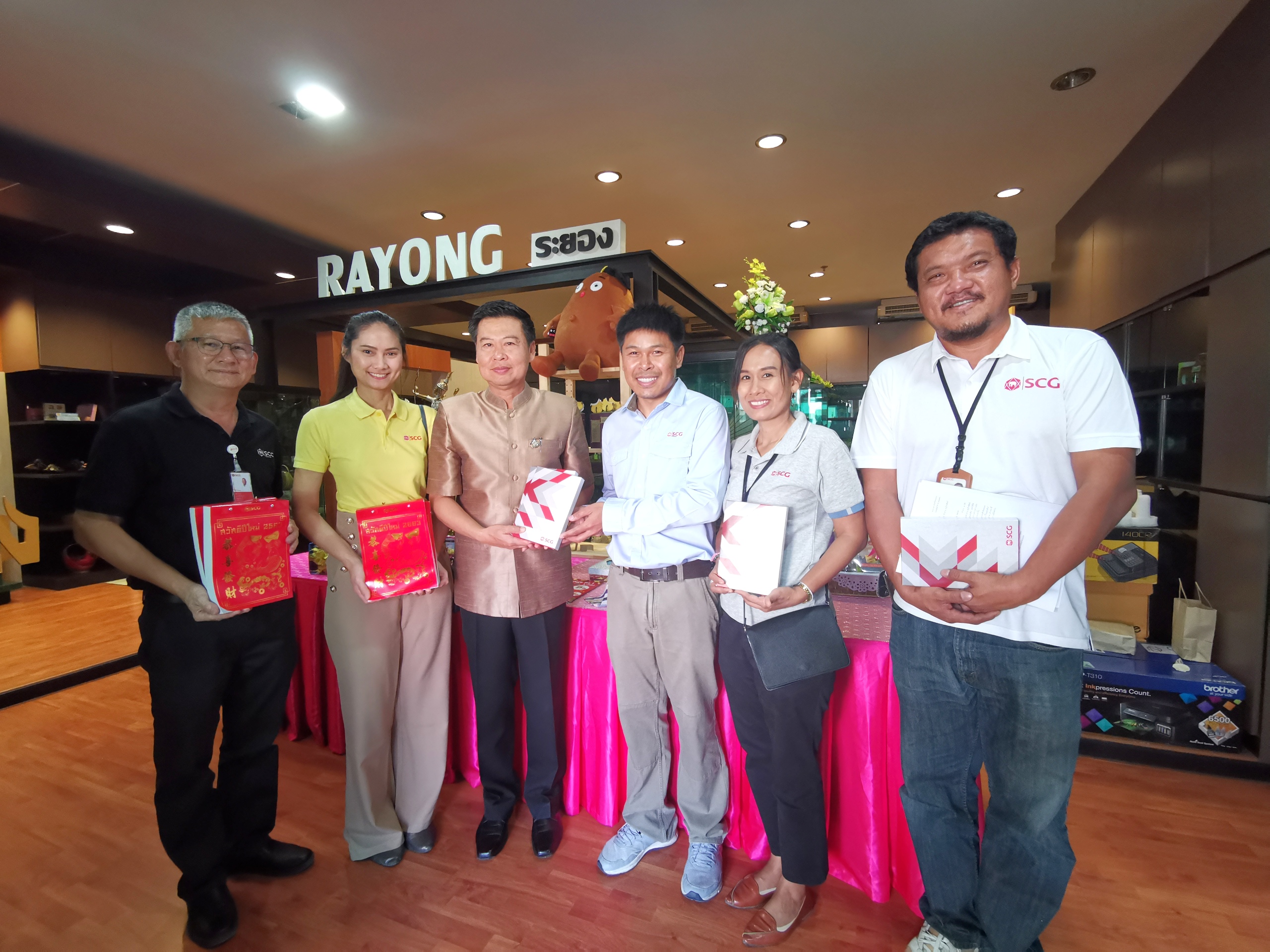 พช.ระยอง มอบกระเช้าผู้บริหารจังหวัด เนื่องในปีใหม่ 2563