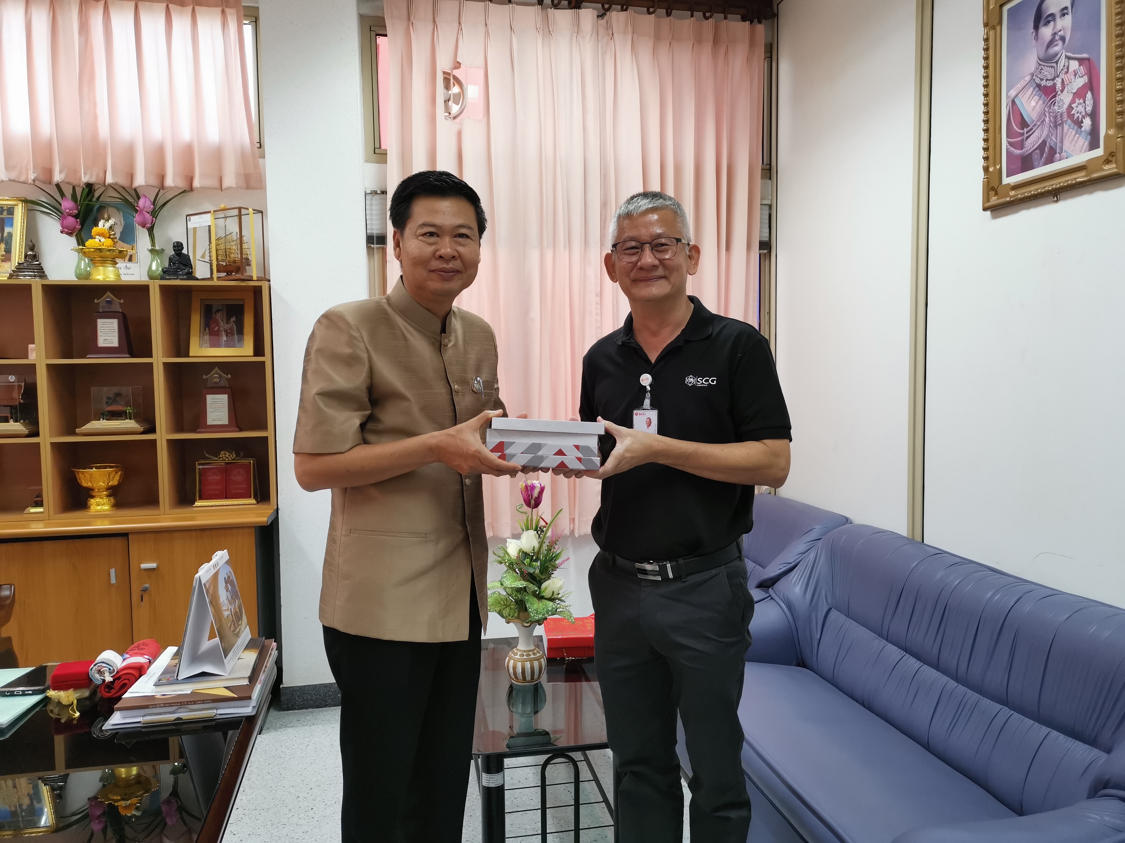 พช.ระยอง มอบกระเช้าผู้บริหารจังหวัด เนื่องในปีใหม่ 2563