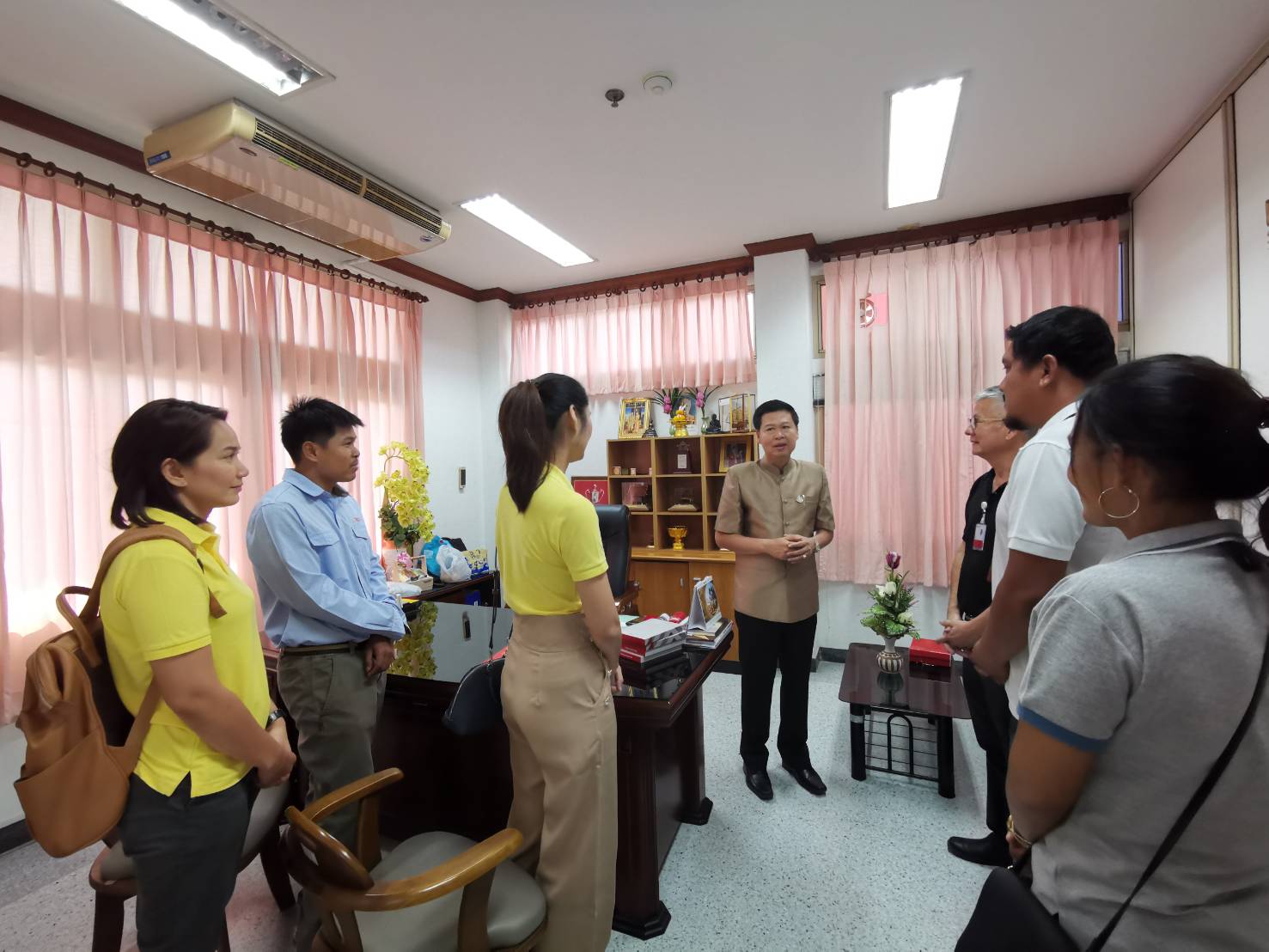 พช.ระยอง มอบกระเช้าผู้บริหารจังหวัด เนื่องในปีใหม่ 2563