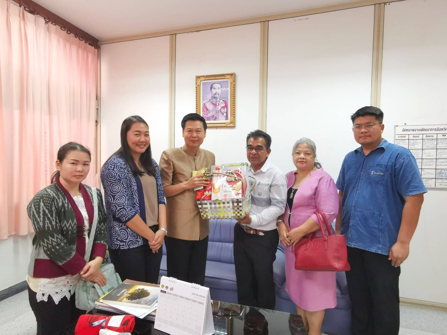 พช.ระยอง มอบกระเช้าผู้บริหารจังหวัด เนื่องในปีใหม่ 2563