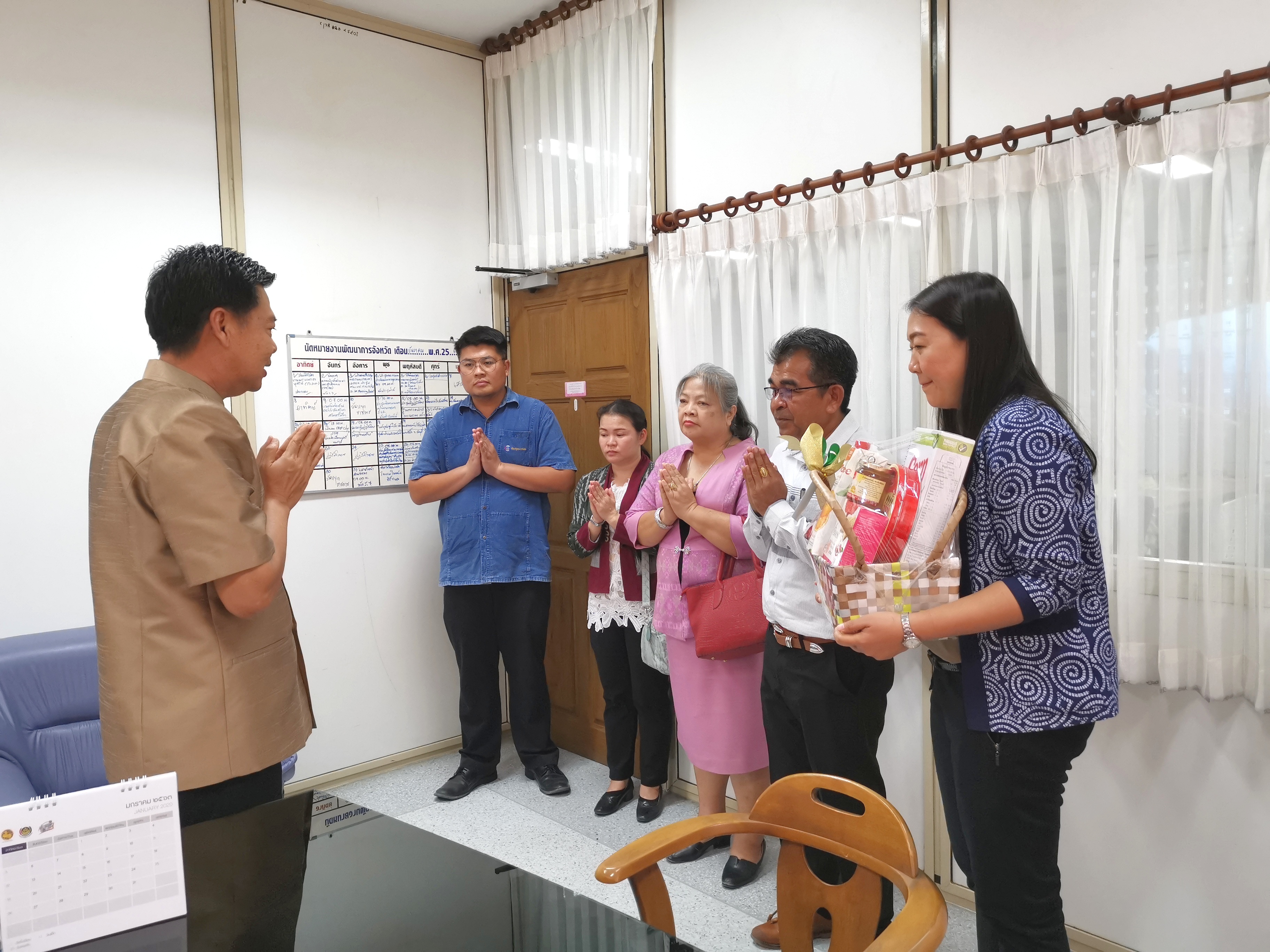 พช.ระยอง มอบกระเช้าผู้บริหารจังหวัด เนื่องในปีใหม่ 2563