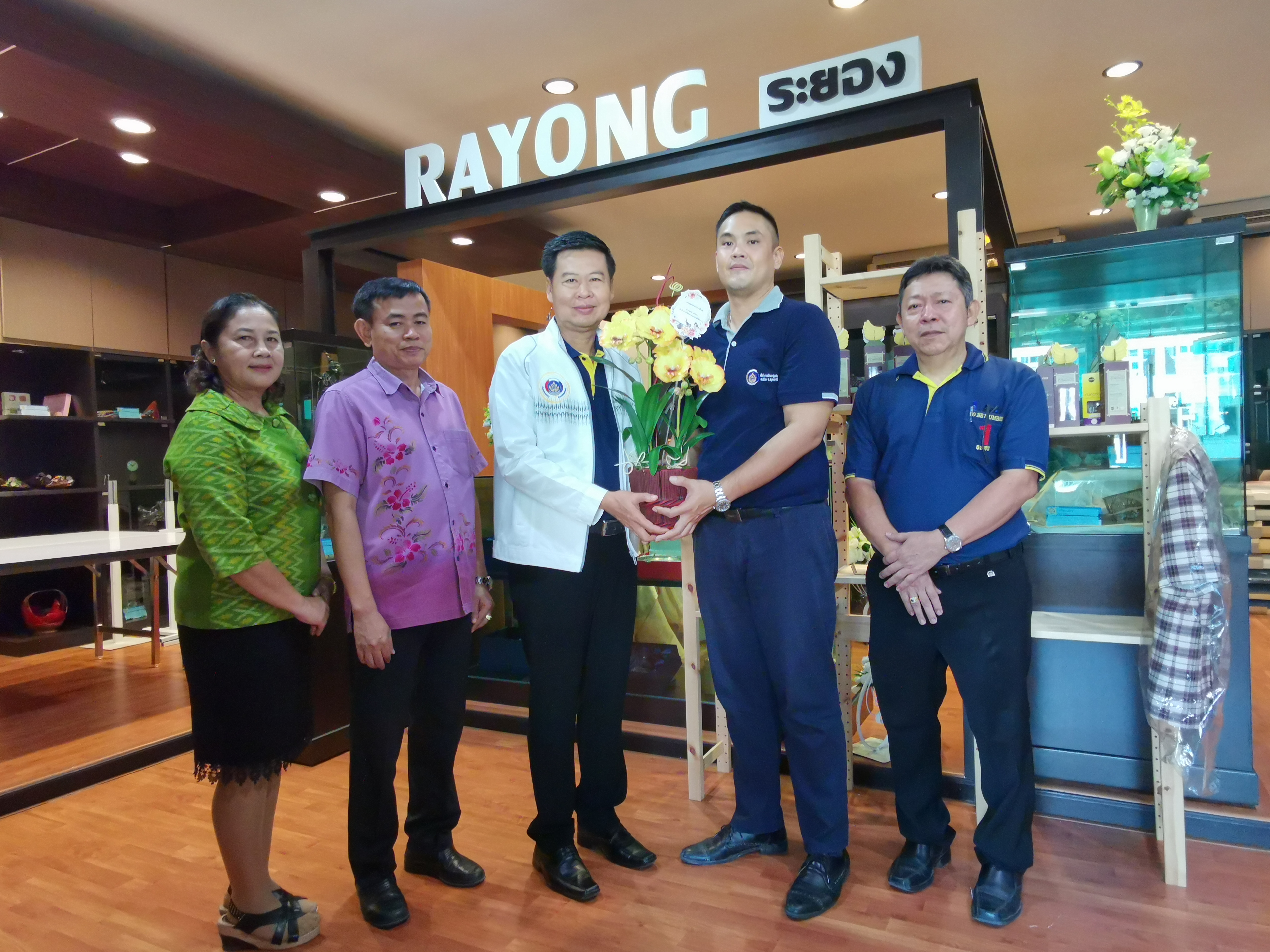 “ระยอง แสดงความยินดีแก่เจ้าหน้าที่พัฒนาชุมชนในโอกาสได้รับการแต่งตั้งให้รักษาราชการในตำแหน่งพัฒนาการอำเภอ และปฏิบัติหน้าที่เป็นนักวิชาการฯ กลุ่มงาน”