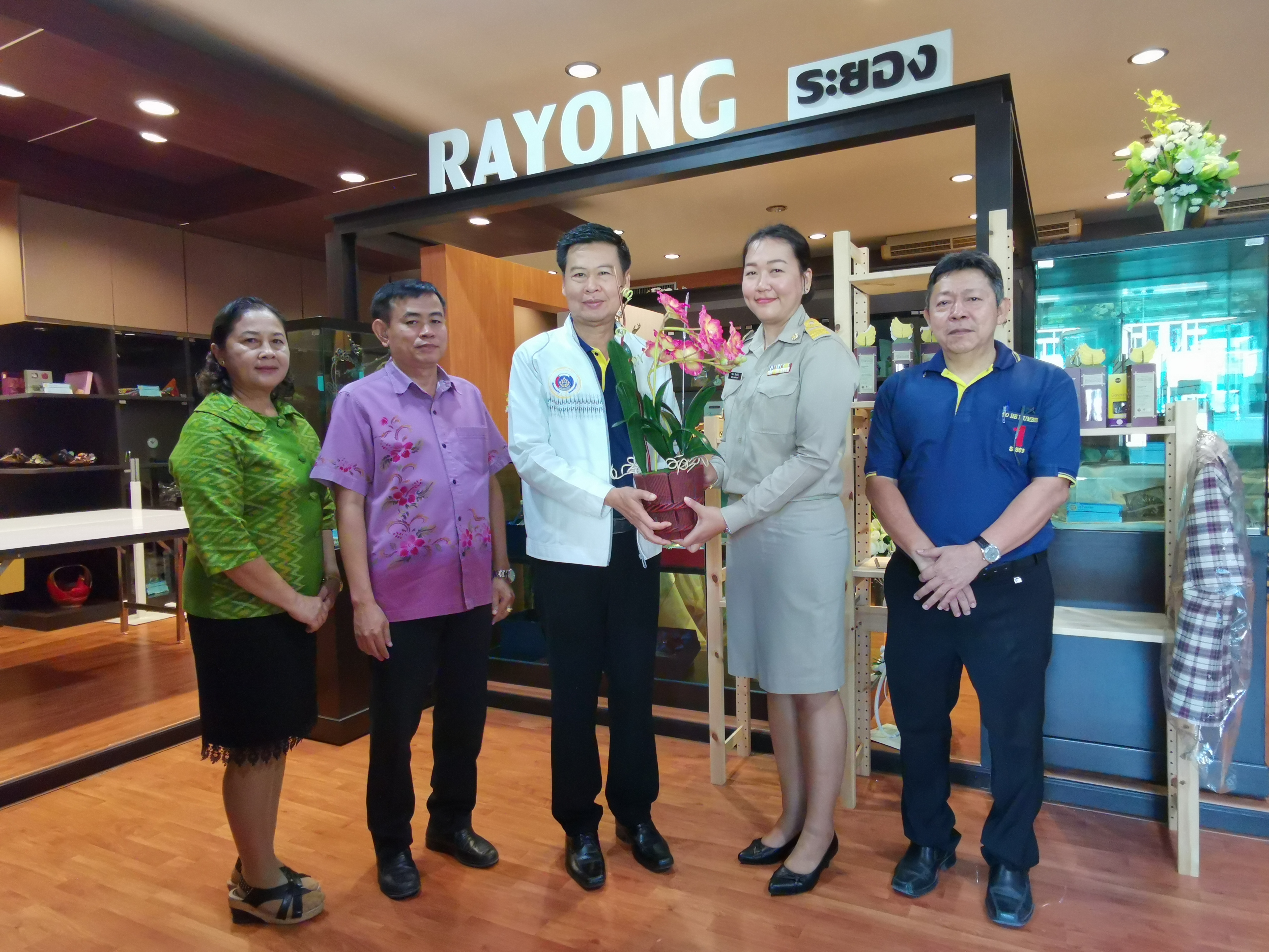 “ระยอง แสดงความยินดีแก่เจ้าหน้าที่พัฒนาชุมชนในโอกาสได้รับการแต่งตั้งให้รักษาราชการในตำแหน่งพัฒนาการอำเภอ และปฏิบัติหน้าที่เป็นนักวิชาการฯ กลุ่มงาน”
