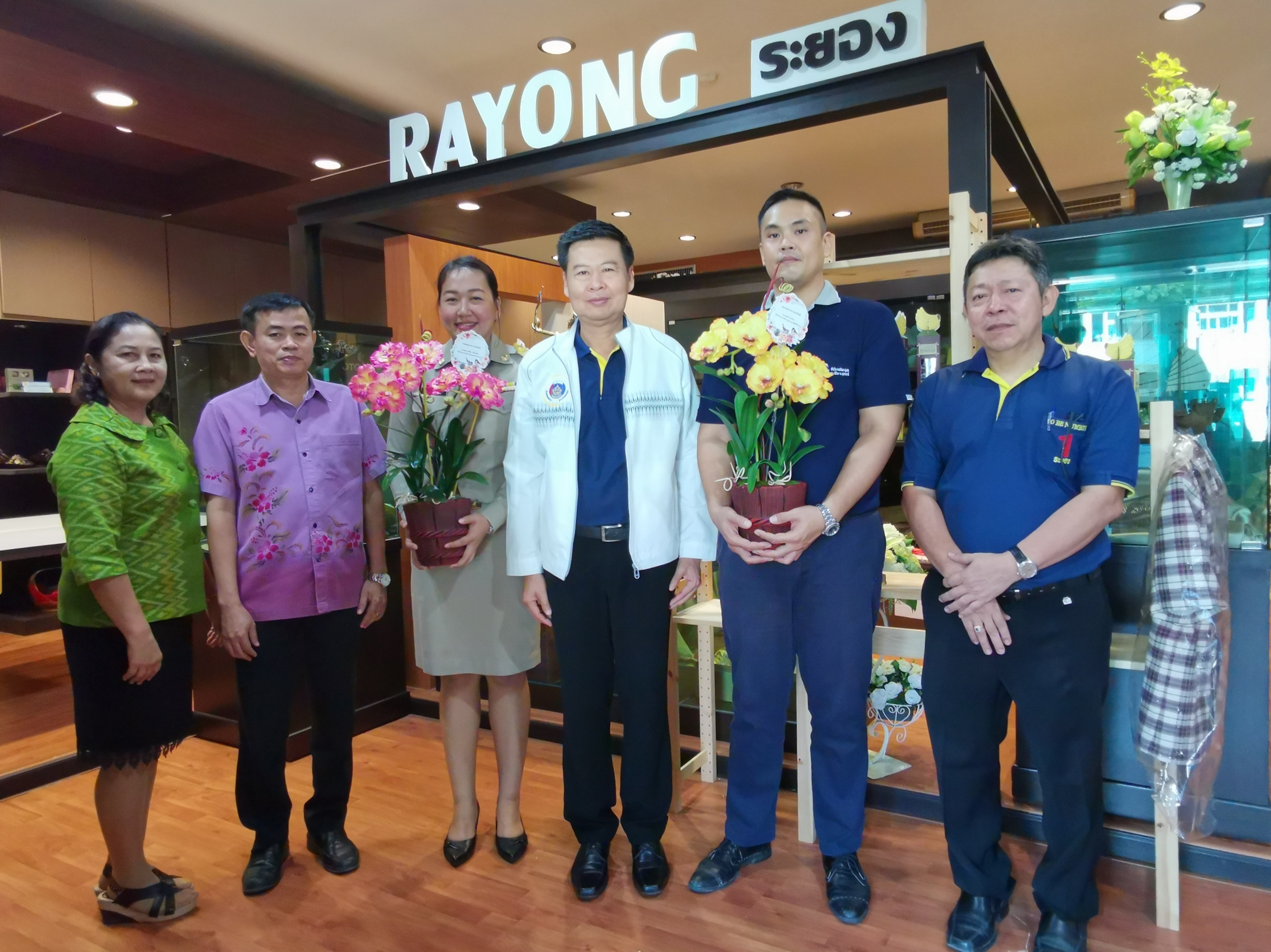 “ระยอง แสดงความยินดีแก่เจ้าหน้าที่พัฒนาชุมชนในโอกาสได้รับการแต่งตั้งให้รักษาราชการในตำแหน่งพัฒนาการอำเภอ และปฏิบัติหน้าที่เป็นนักวิชาการฯ กลุ่มงาน”