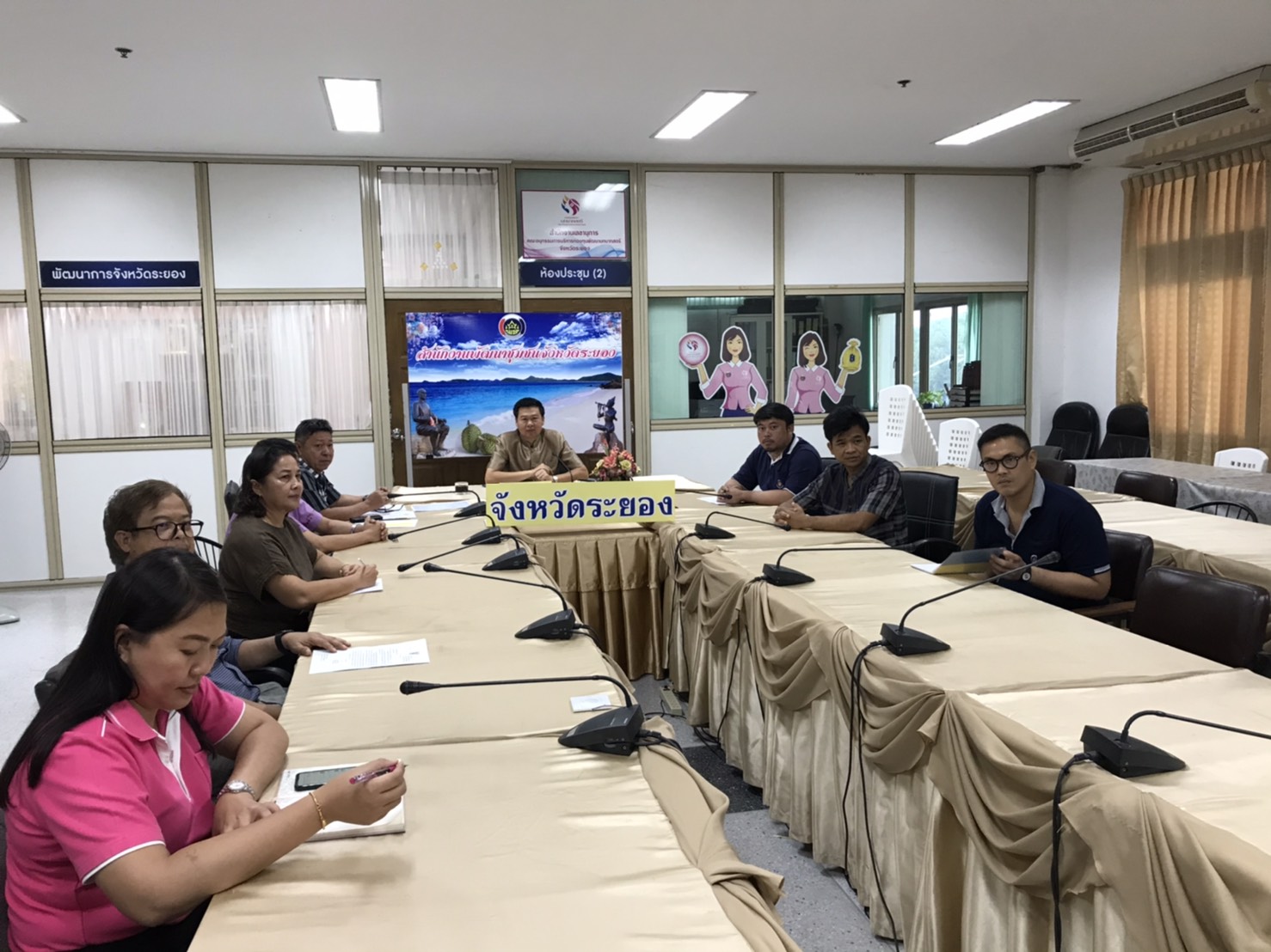 “พช.ระยอง ร่วมรับฟังการประชุมทางไกลผ่านระบบ Video Conference ชี้แจงแนวทางการดำเนินงานโครงการนักการตลาดรุ่นใหม่เพื่อสังคม และโครงการตลาดอะเมซิ่ง ของกิน ของใช้ ของดีทั่วไทย”