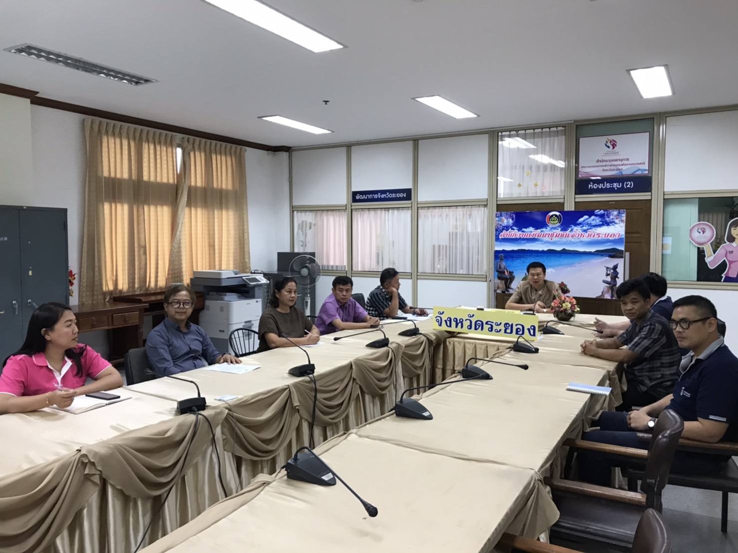 “พช.ระยอง ร่วมรับฟังการประชุมทางไกลผ่านระบบ Video Conference ชี้แจงแนวทางการดำเนินงานโครงการนักการตลาดรุ่นใหม่เพื่อสังคม และโครงการตลาดอะเมซิ่ง ของกิน ของใช้ ของดีทั่วไทย”