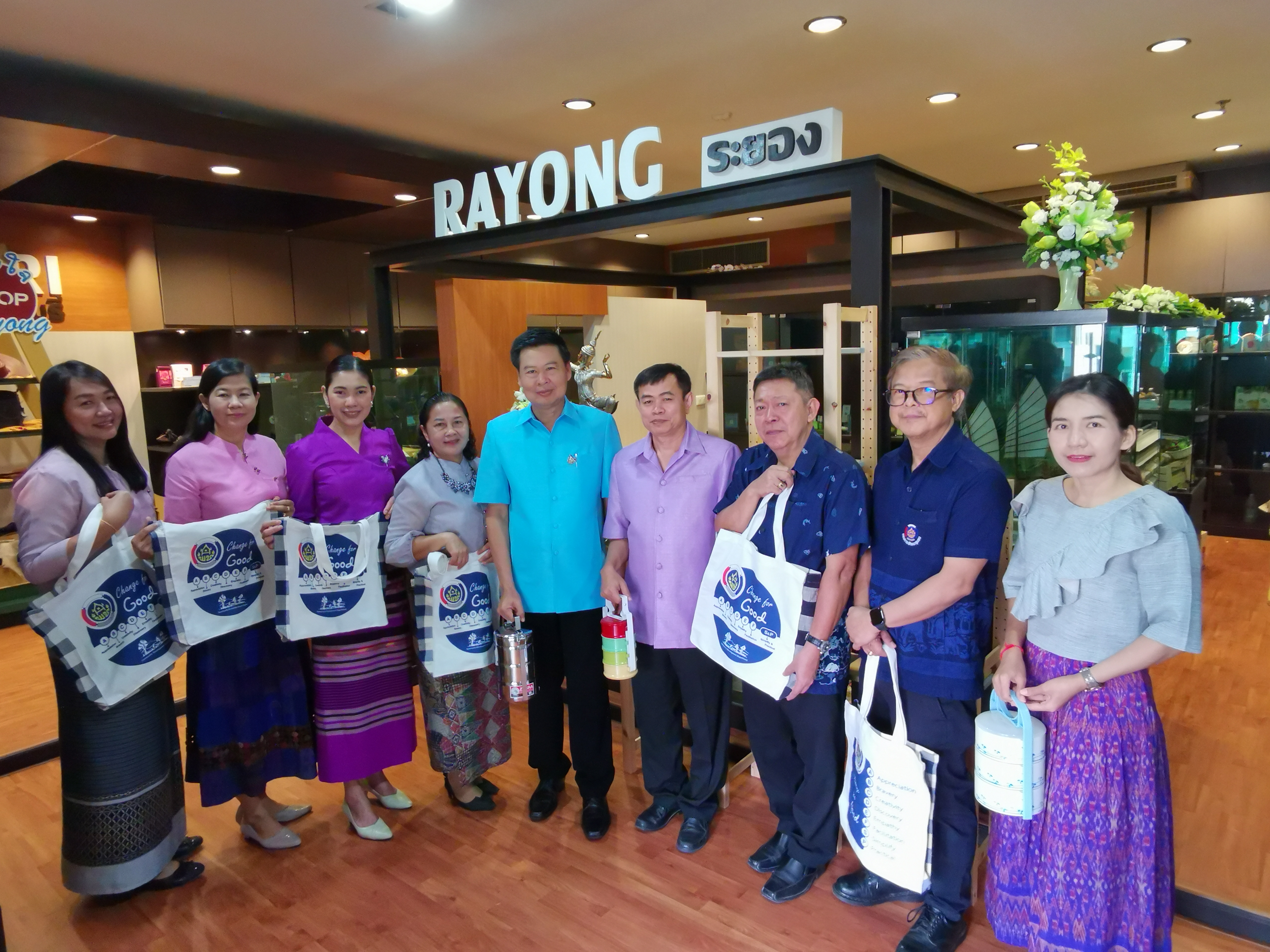“พช.ระยอง ร่วมสวมใส่ผ้าไทย สืบสานอนุรักษ์ผ้าถิ่นไทย และใช้ถุงผ้า/ปิ่นโต ลดโลกร้อน”