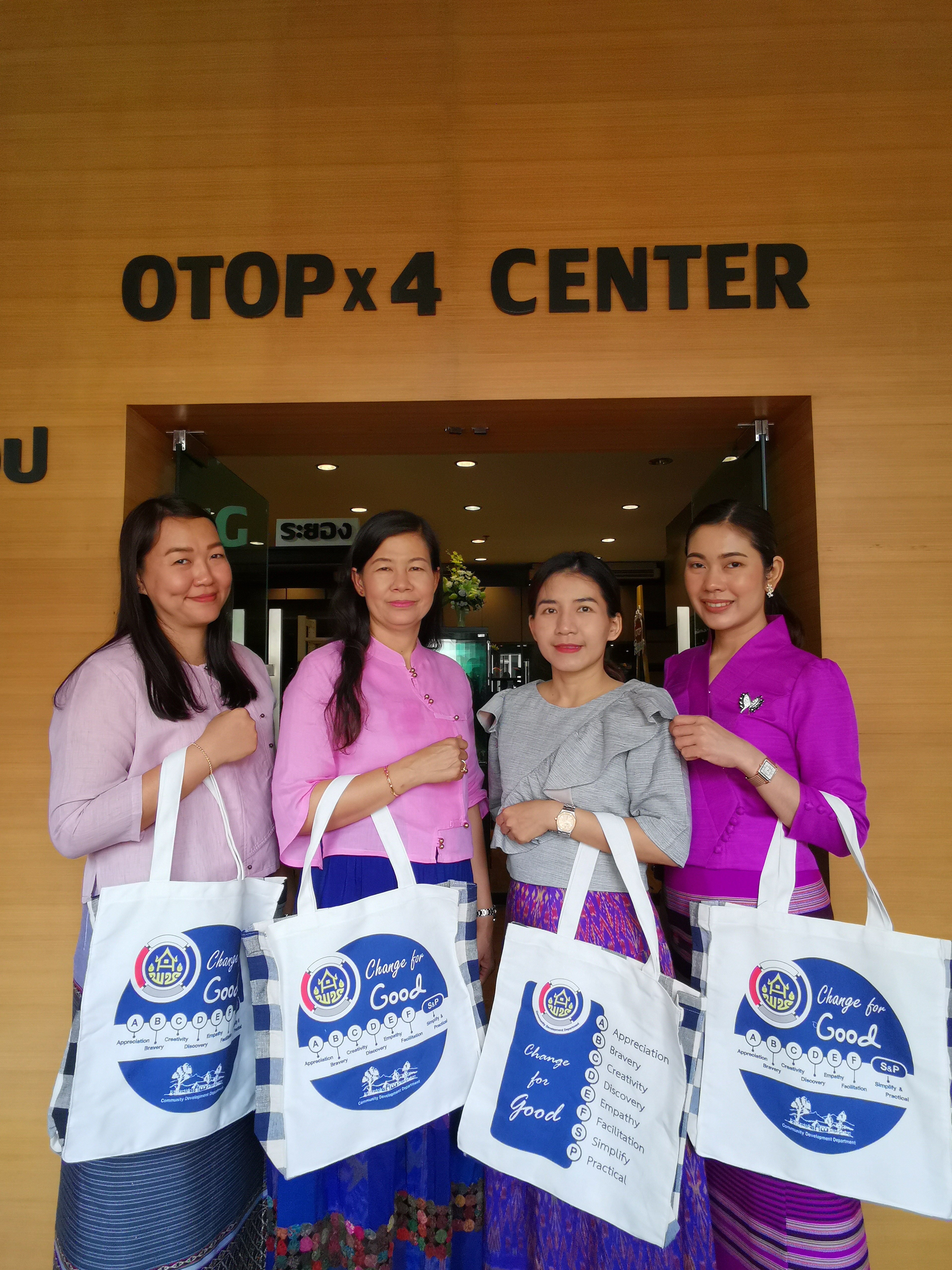 “พช.ระยอง ร่วมสวมใส่ผ้าไทย สืบสานอนุรักษ์ผ้าถิ่นไทย และใช้ถุงผ้า/ปิ่นโต ลดโลกร้อน”