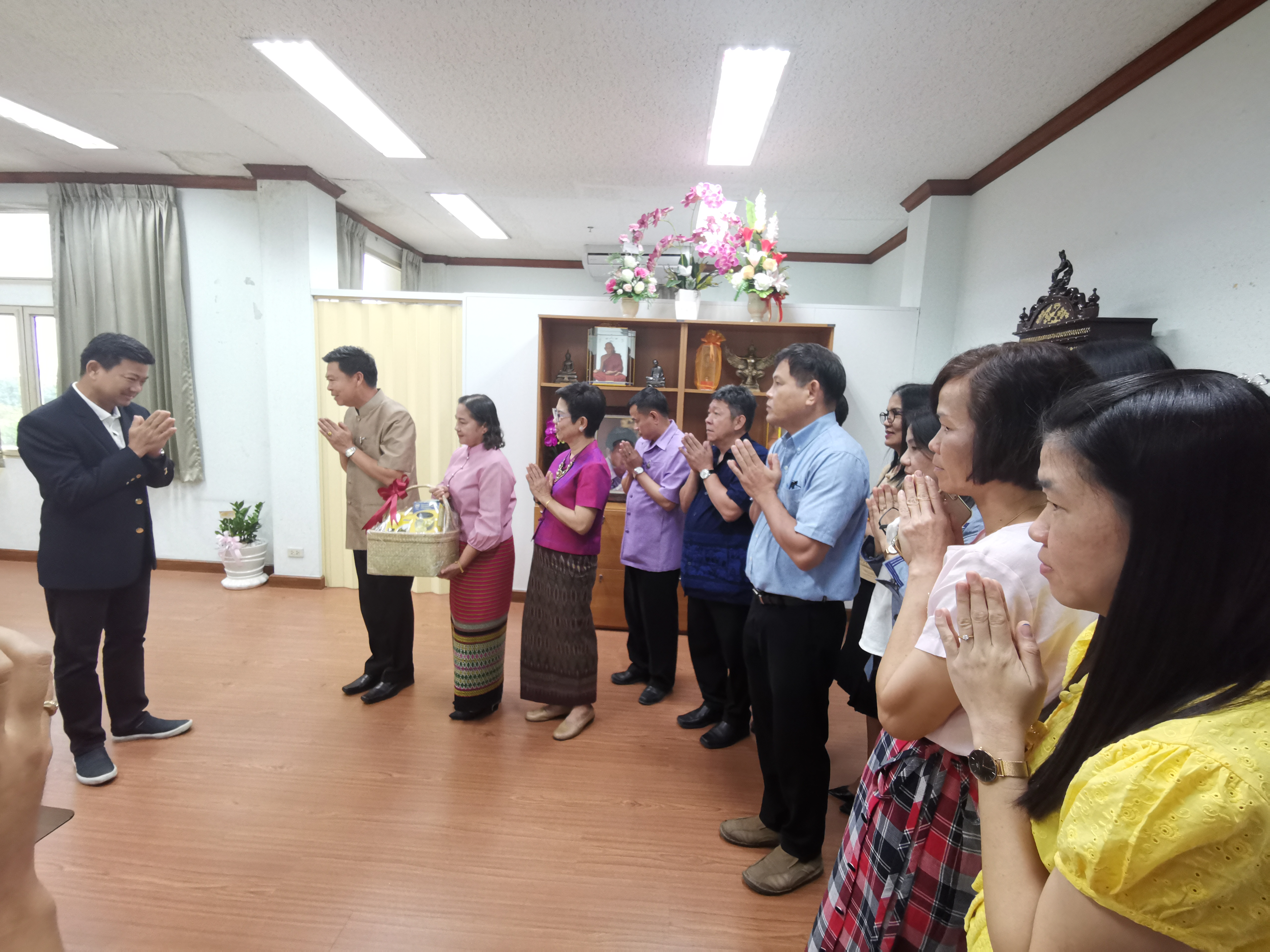 พช.ระยอง มอบกระเช้าผู้บริหารจังหวัด เนื่องในปีใหม่ 2563